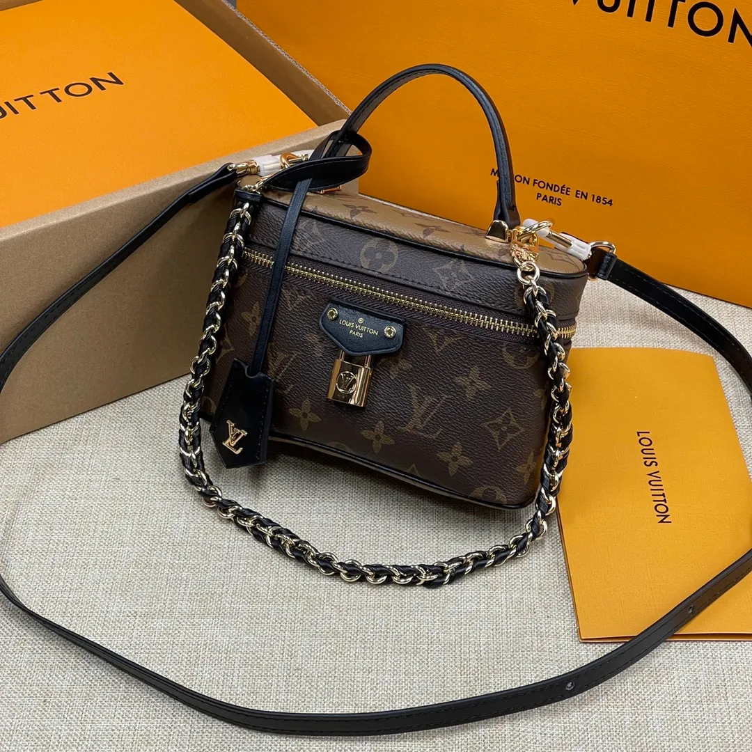 [Upgraded version] P440💰Upgraded version M47125❣️Comes with complete packaging❣️VANITY CHAIN ​​POUCH handbag The Vanity Chain Pouch handbag draws inspiration from the classic cosmetic case and interprets the spirit of travel with Monogram canvas. The top handle and detachable braided chain are infused with leather elements, complementing the clean lines of the bag. The LV inscribed padlock and leather key holder continue the iconic details. Dimensions: 19 x 11.5 x 6.5 cm