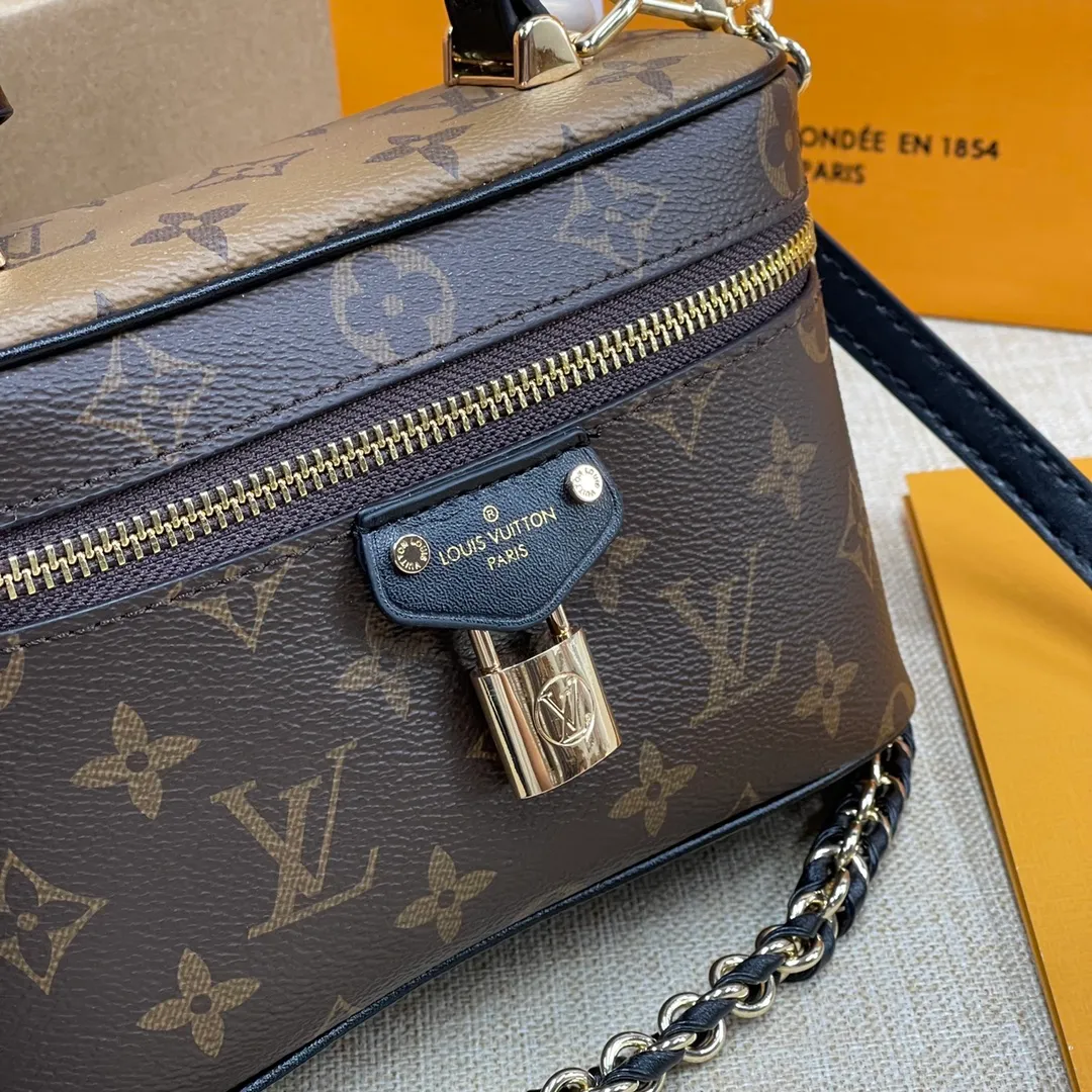 [Upgraded version] P440💰Upgraded version M47125❣️Comes with complete packaging❣️VANITY CHAIN ​​POUCH handbag The Vanity Chain Pouch handbag draws inspiration from the classic cosmetic case and interprets the spirit of travel with Monogram canvas. The top handle and detachable braided chain are infused with leather elements, complementing the clean lines of the bag. The LV inscribed padlock and leather key holder continue the iconic details. Dimensions: 19 x 11.5 x 6.5 cm