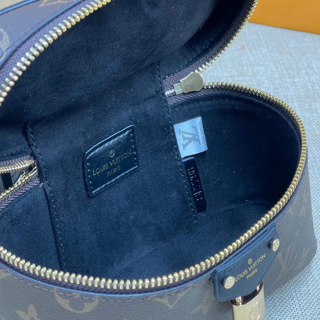 [Upgraded version] P440💰Upgraded version M47125❣️Comes with complete packaging❣️VANITY CHAIN ​​POUCH handbag The Vanity Chain Pouch handbag draws inspiration from the classic cosmetic case and interprets the spirit of travel with Monogram canvas. The top handle and detachable braided chain are infused with leather elements, complementing the clean lines of the bag. The LV inscribed padlock and leather key holder continue the iconic details. Dimensions: 19 x 11.5 x 6.5 cm