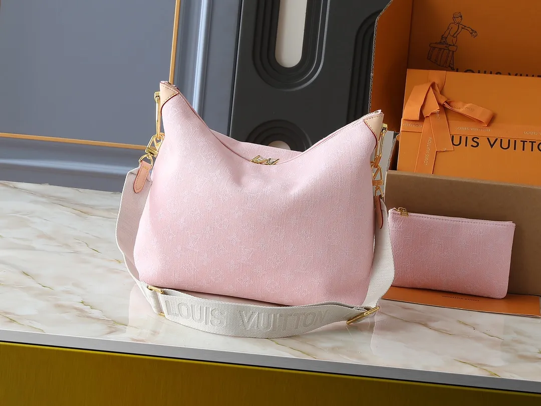 💰260💰Upgraded original M13390 M12072 M12068 M12071 This Coussin Hobo MM handbag celebrates the return of the brand’s iconic Monogram Denim pattern, originally launched in 2005. Made of organic cotton, it's woven from black and white yarns that have been faded to create a vintage look. Spacious, it's decorated with a light gold metallic finish and includes a removable pocket with a slide lock to securely store small items. This model can be worn crosswise, on the shoulder or on the hand. Dimensions: 38 x 33 x 10 cm (LxHxW)