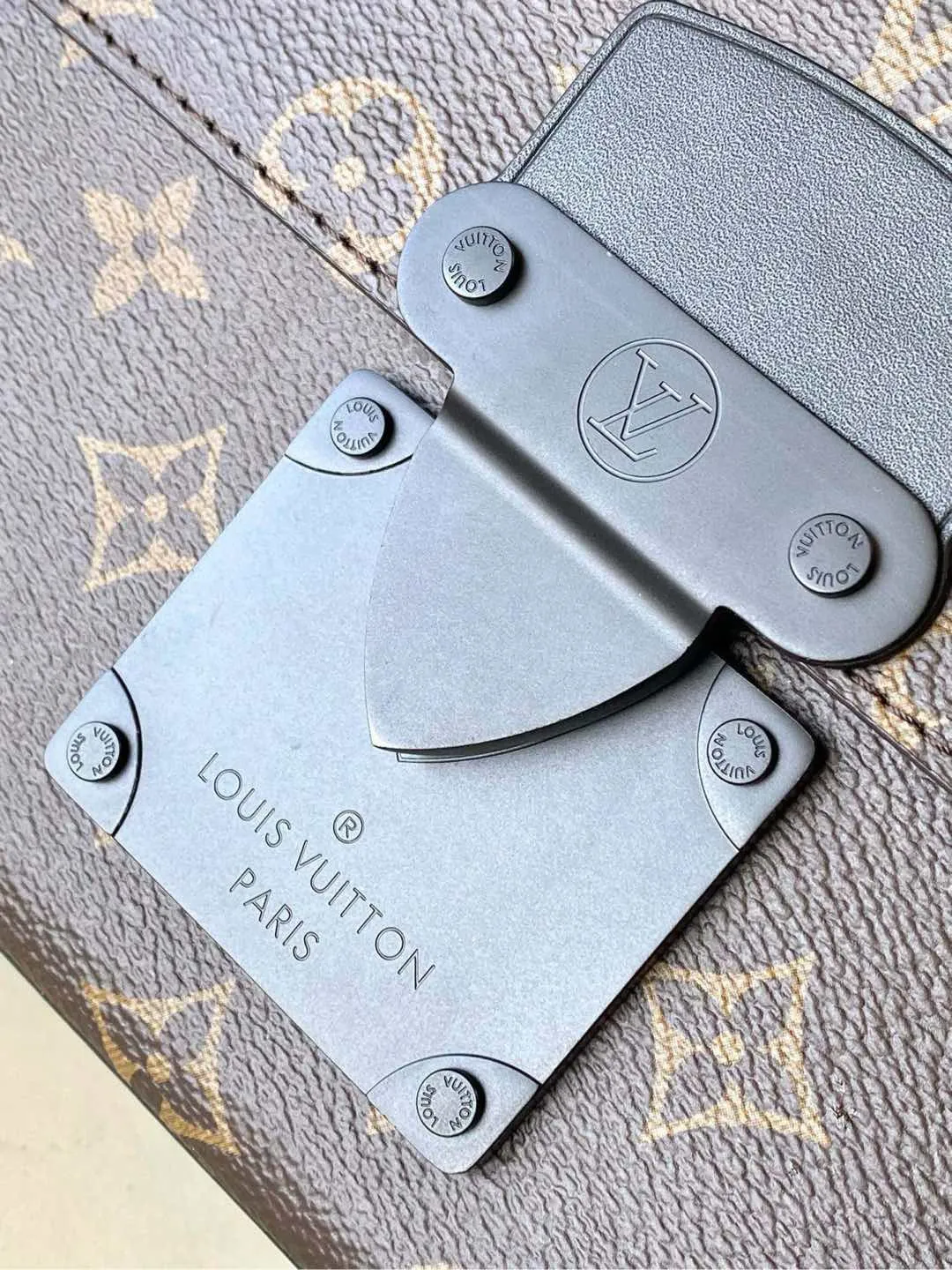 💰960 Top Original M45806 Presbyopia This S Lock messenger bag is made of Monogram Macassar canvas, and the new lock is inspired by the hard box lock designed by Georges Vuitton in 1886. Special finishing techniques give this magnetic metal lock an eye-catching, modern look. Equipped with a spacious zippered compartment, trunk-style leather handles and logo shoulder strap, it is stylish and easy to use. Dimensions: 22 x 18 x 8 cm