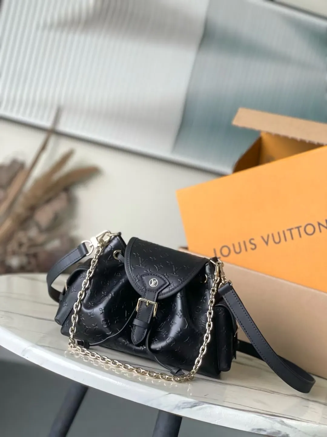 💰1100 (top-grain leather) top-quality original M25554 Odyssee handbag from the 2025 early autumn series, cleverly returning to the Excursion backpack design of the 2024 Cruise early spring series, paying tribute to Louis Vuitton's travel heritage with classic touches. The cowhide leather body is covered with Monogram Bold pattern, and the decorative buckle and detachable chain are exquisite details. The side pocket allows you to easily carry your keys or lipstick. Dimensions: 27 × 17 × 12 cm