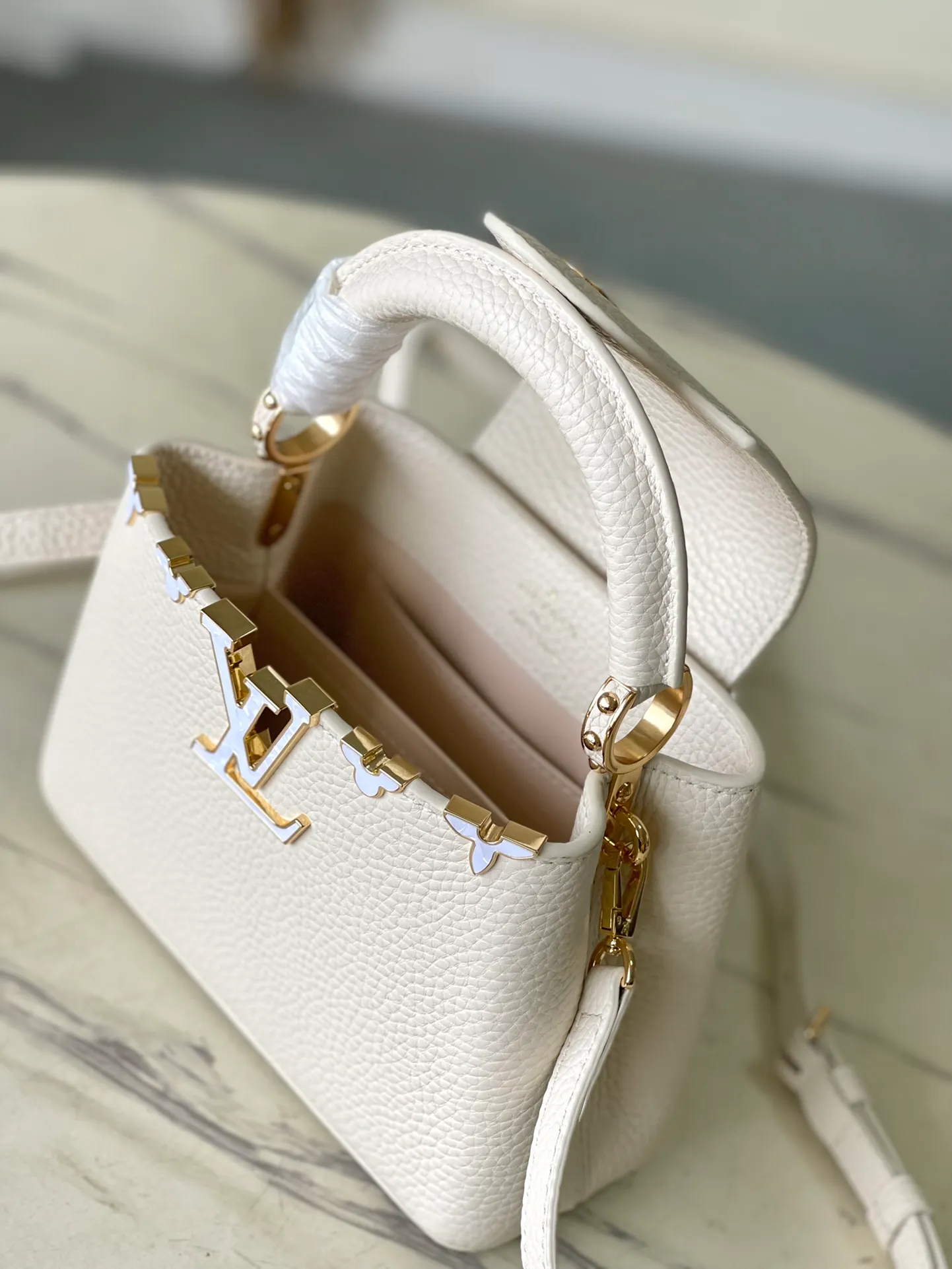 💰2160 (Special grade original leather) M23331/M48865 White with white mother-of-pearl corolla This Capucines Flower Crown handbag is made of full-grain Taurillon leather and is embellished with Monogram flowers. Each flower is made of exquisite shells. The LV logo and flowers echo each other, giving this feminine handbag a jewel-like luster. Use the detachable shoulder strap cleverly to carry it cross-body. Size: 21 * 14*8cm