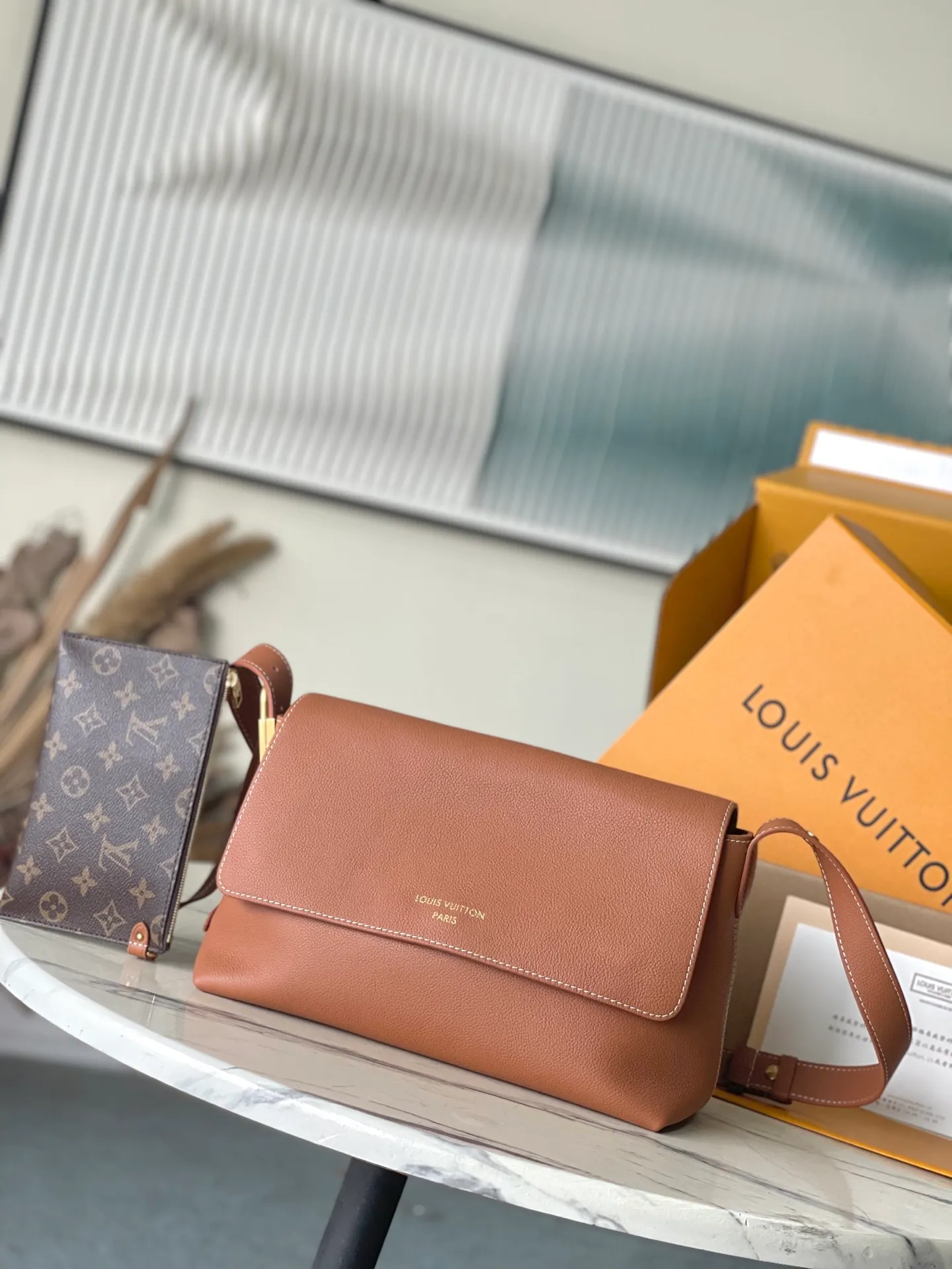 💰1280 (top-grain leather) Top-quality original item M13151 The classic Low Key series presents a new clamshell design: This Low Key Messenger handbag is made of soft cow leather and uses an old metal padlock to create a retro style. The adjustable handle unlocks a variety of carrying possibilities, and comes with a removable Monogram canvas zippered inner bag. Dimensions: 30 × 18 × 12 cm