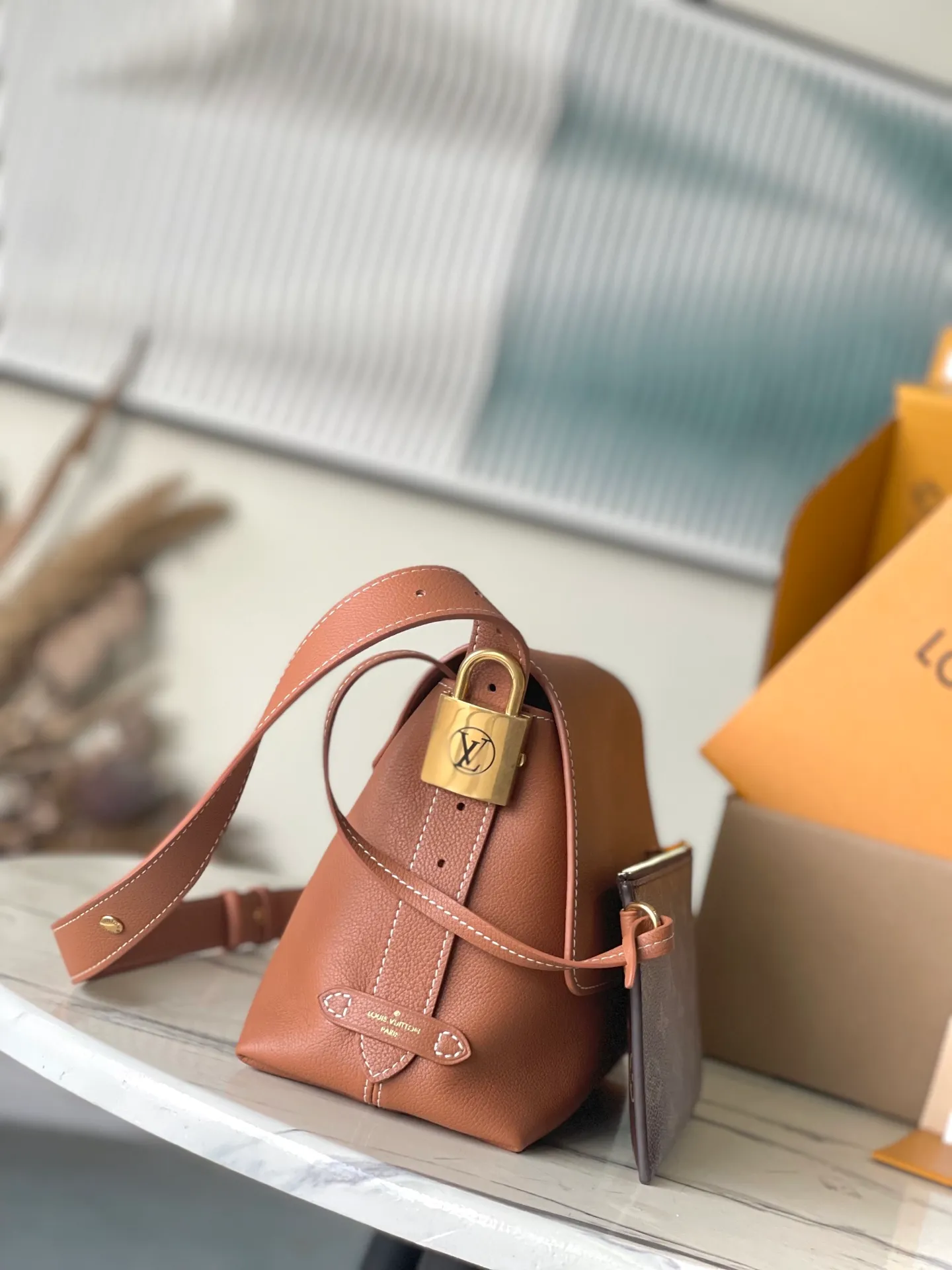 💰1280 (top-grain leather) Top-quality original item M13151 The classic Low Key series presents a new clamshell design: This Low Key Messenger handbag is made of soft cow leather and uses an old metal padlock to create a retro style. The adjustable handle unlocks a variety of carrying possibilities, and comes with a removable Monogram canvas zippered inner bag. Dimensions: 30 × 18 × 12 cm