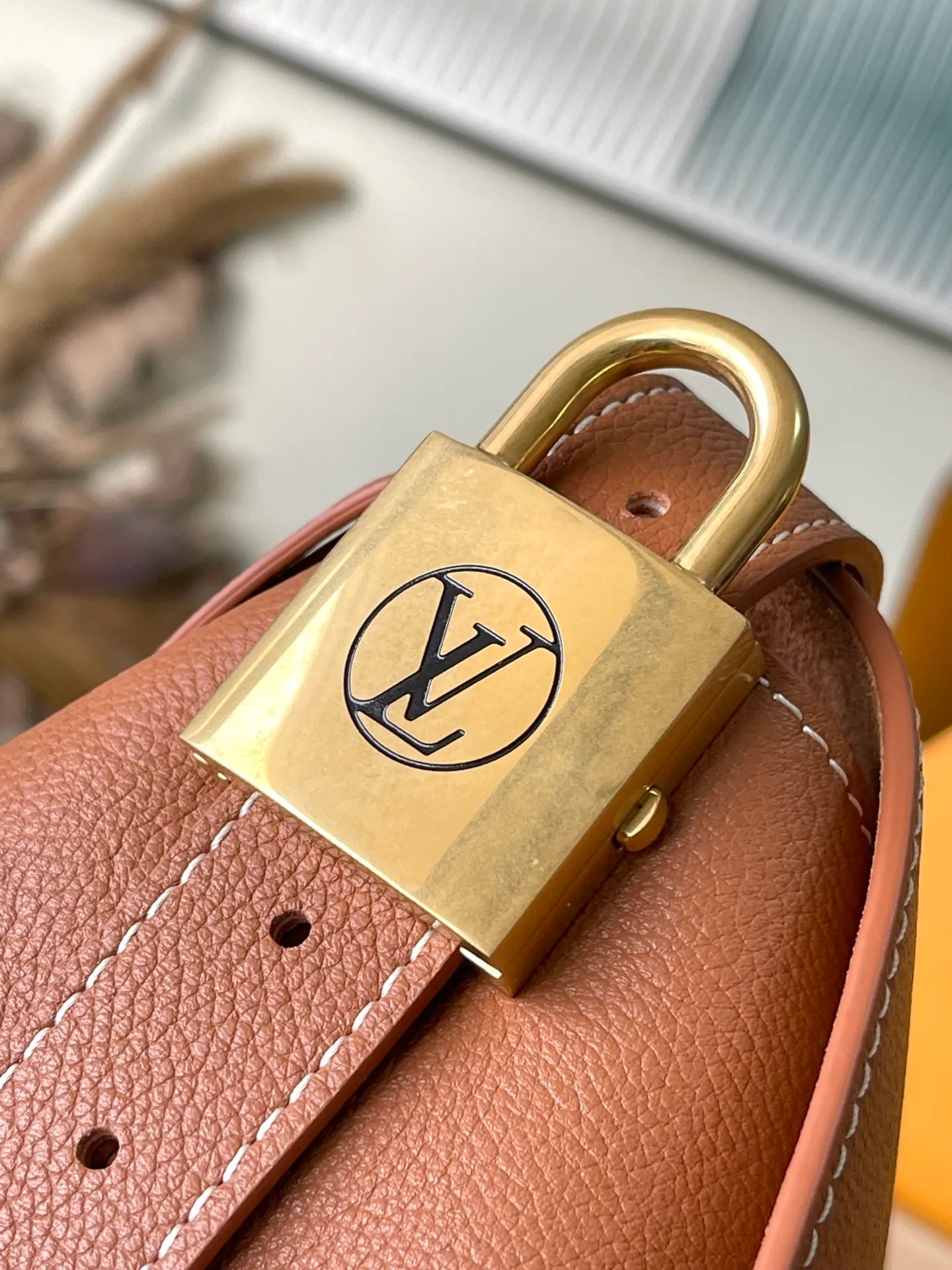 💰1280 (top-grain leather) Top-quality original item M13151 The classic Low Key series presents a new clamshell design: This Low Key Messenger handbag is made of soft cow leather and uses an old metal padlock to create a retro style. The adjustable handle unlocks a variety of carrying possibilities, and comes with a removable Monogram canvas zippered inner bag. Dimensions: 30 × 18 × 12 cm