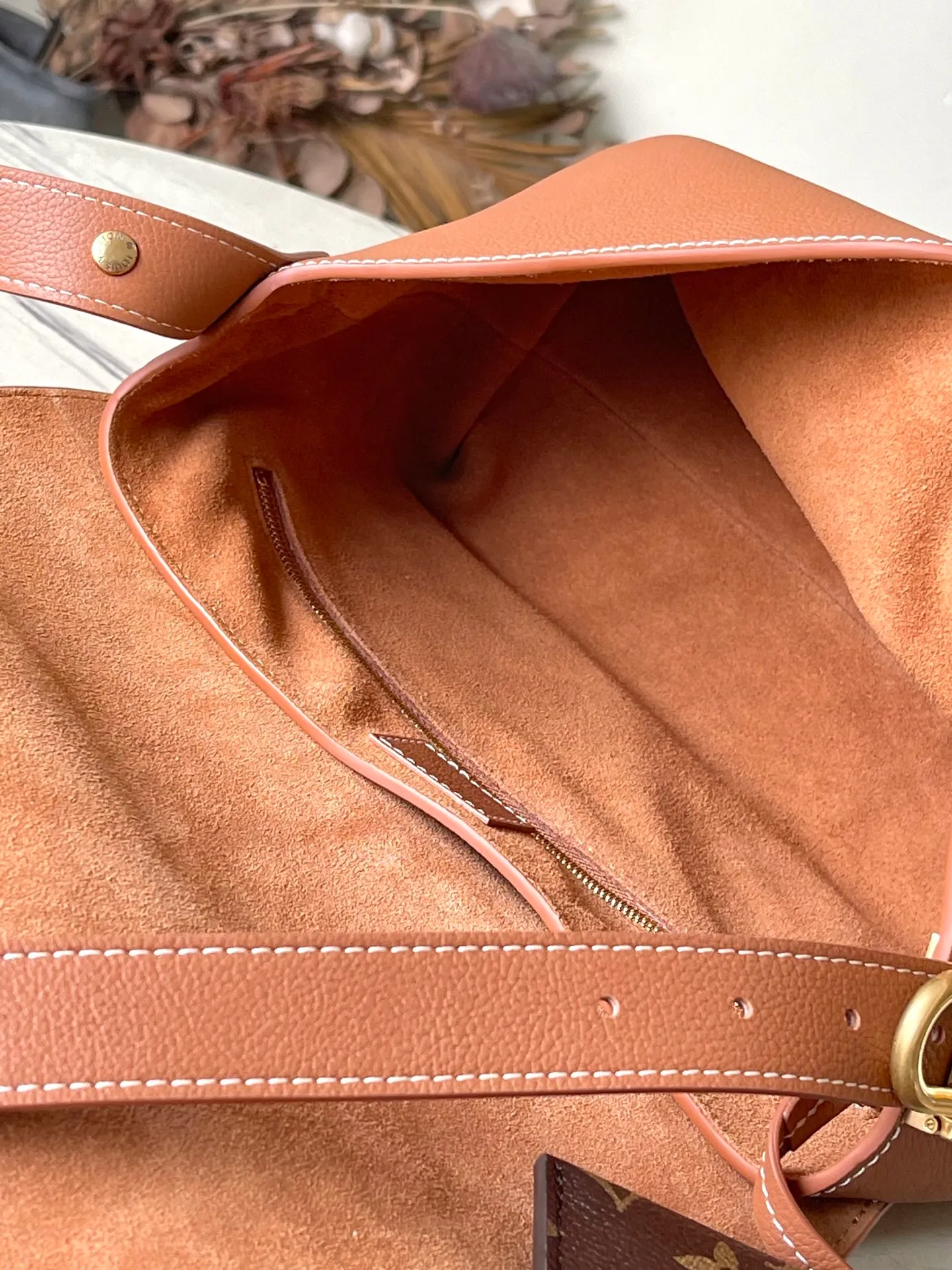 💰1280 (top-grain leather) Top-quality original item M13151 The classic Low Key series presents a new clamshell design: This Low Key Messenger handbag is made of soft cow leather and uses an old metal padlock to create a retro style. The adjustable handle unlocks a variety of carrying possibilities, and comes with a removable Monogram canvas zippered inner bag. Dimensions: 30 × 18 × 12 cm