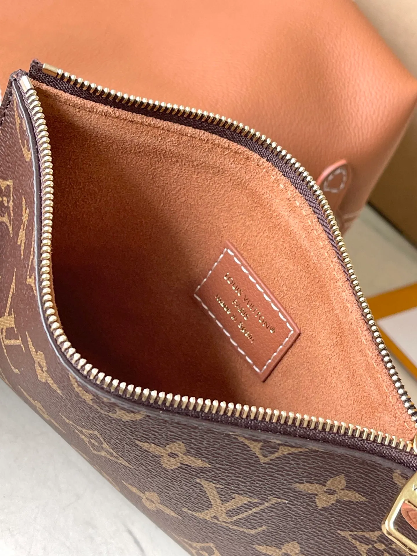 💰1280 (top-grain leather) Top-quality original item M13151 The classic Low Key series presents a new clamshell design: This Low Key Messenger handbag is made of soft cow leather and uses an old metal padlock to create a retro style. The adjustable handle unlocks a variety of carrying possibilities, and comes with a removable Monogram canvas zippered inner bag. Dimensions: 30 × 18 × 12 cm