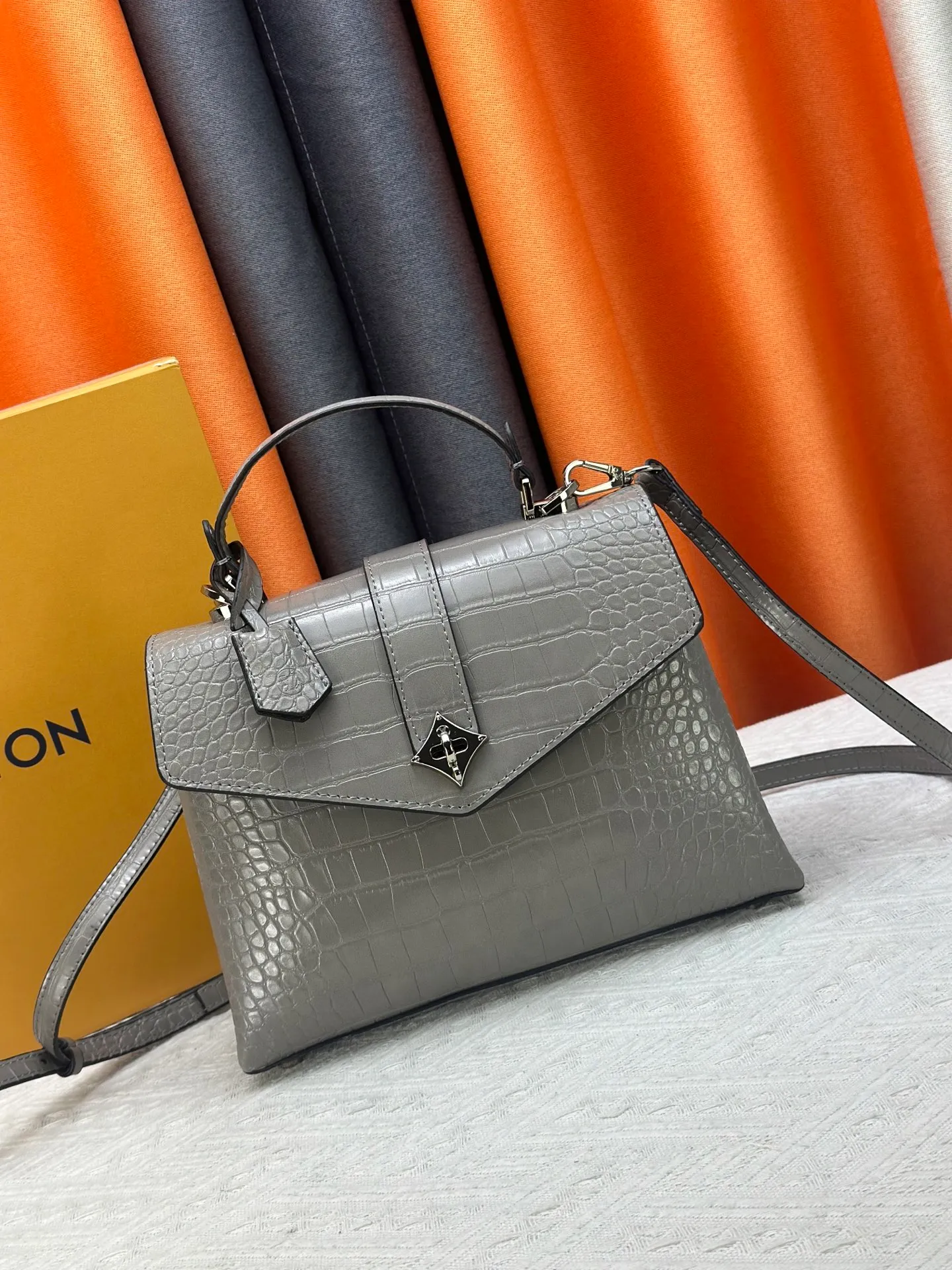 P300 M80527 N82033.N98925 Crocodile black N98928.N80432 Crocodile pink N99017 Crocodile gray N84714 Himalayan N86012 black with crocodile Rose des Vents small handbag is made of smooth and grained calfskin to outline elegant lines, embellished with golden LV padlocks to shine. Clever use of the top handle and detachable and adjustable shoulder strap create an elegant elbow or practical cross-body style for everyday travel. Medium size Length 27 Width 11 Height 19