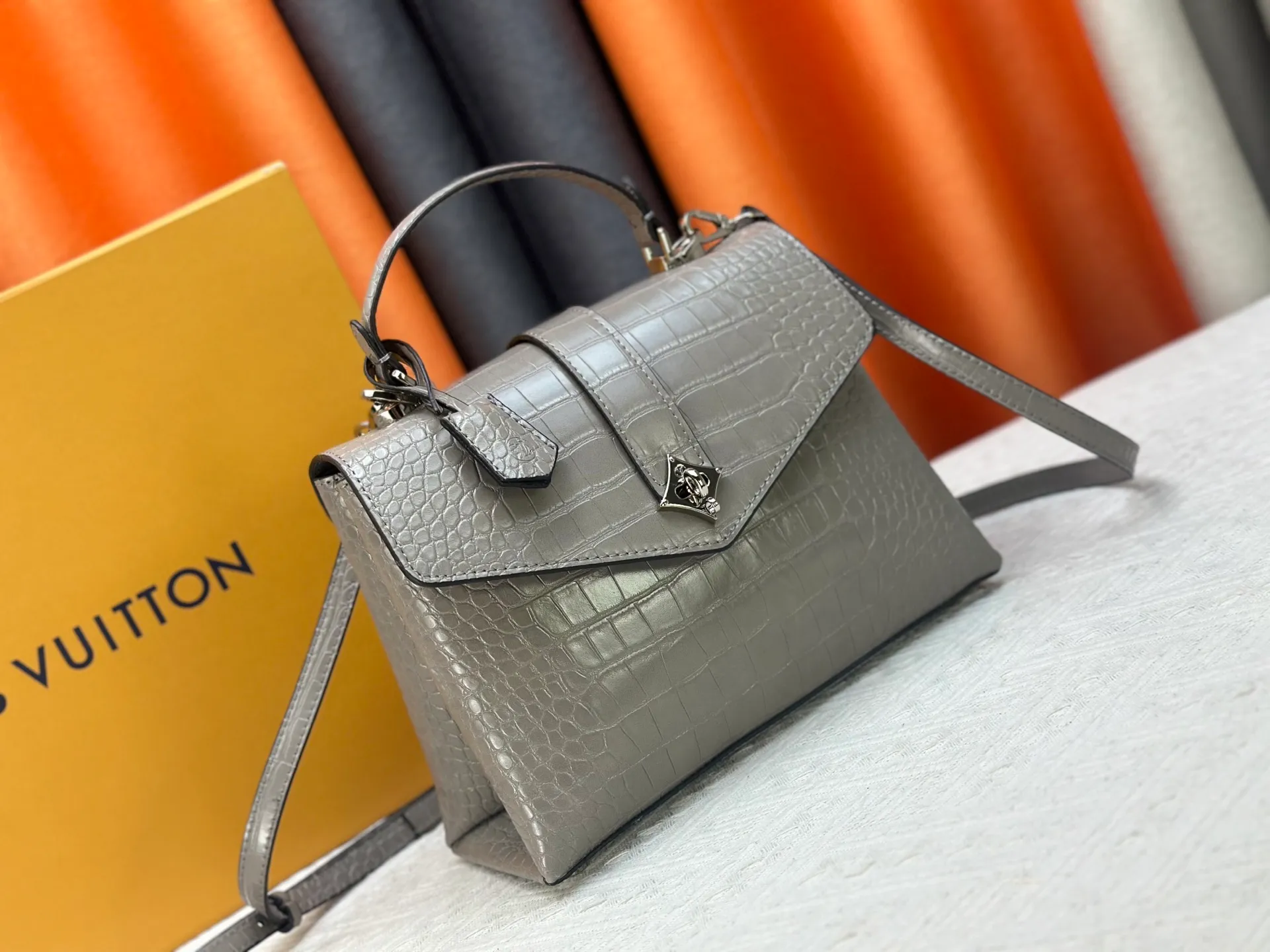P300 M80527 N82033.N98925 Crocodile black N98928.N80432 Crocodile pink N99017 Crocodile gray N84714 Himalayan N86012 black with crocodile Rose des Vents small handbag is made of smooth and grained calfskin to outline elegant lines, embellished with golden LV padlocks to shine. Clever use of the top handle and detachable and adjustable shoulder strap create an elegant elbow or practical cross-body style for everyday travel. Medium size Length 27 Width 11 Height 19