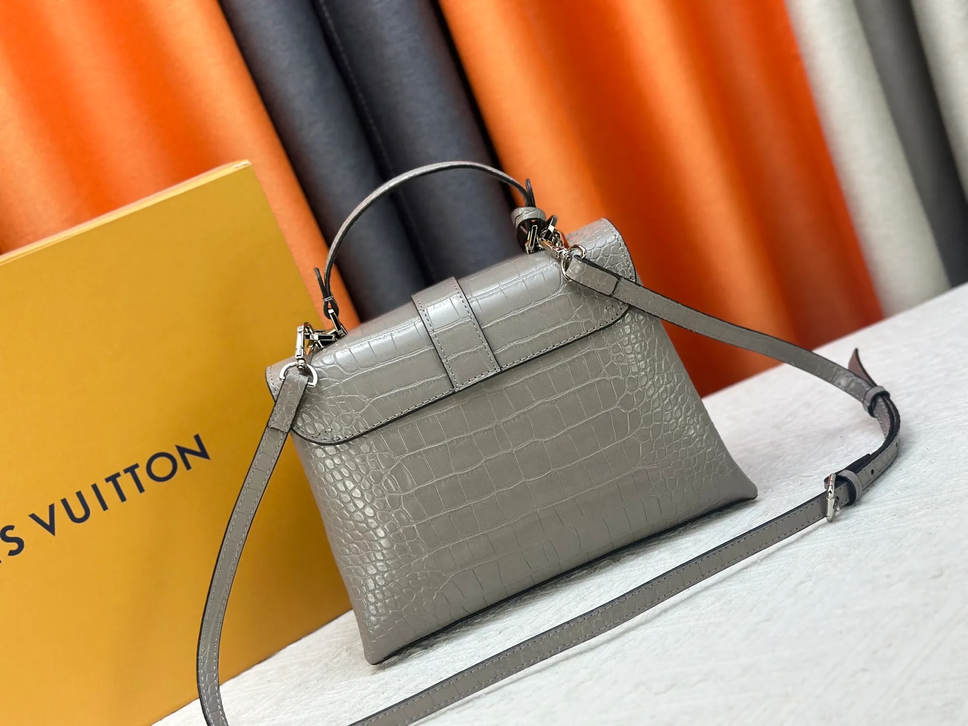 P300 M80527 N82033.N98925 Crocodile black N98928.N80432 Crocodile pink N99017 Crocodile gray N84714 Himalayan N86012 black with crocodile Rose des Vents small handbag is made of smooth and grained calfskin to outline elegant lines, embellished with golden LV padlocks to shine. Clever use of the top handle and detachable and adjustable shoulder strap create an elegant elbow or practical cross-body style for everyday travel. Medium size Length 27 Width 11 Height 19