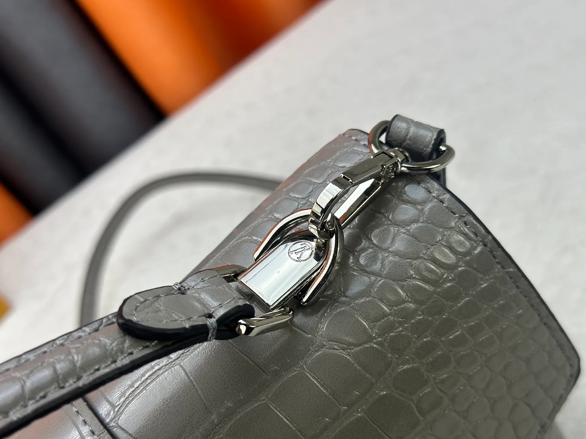 P300 M80527 N82033.N98925 Crocodile black N98928.N80432 Crocodile pink N99017 Crocodile gray N84714 Himalayan N86012 black with crocodile Rose des Vents small handbag is made of smooth and grained calfskin to outline elegant lines, embellished with golden LV padlocks to shine. Clever use of the top handle and detachable and adjustable shoulder strap create an elegant elbow or practical cross-body style for everyday travel. Medium size Length 27 Width 11 Height 19