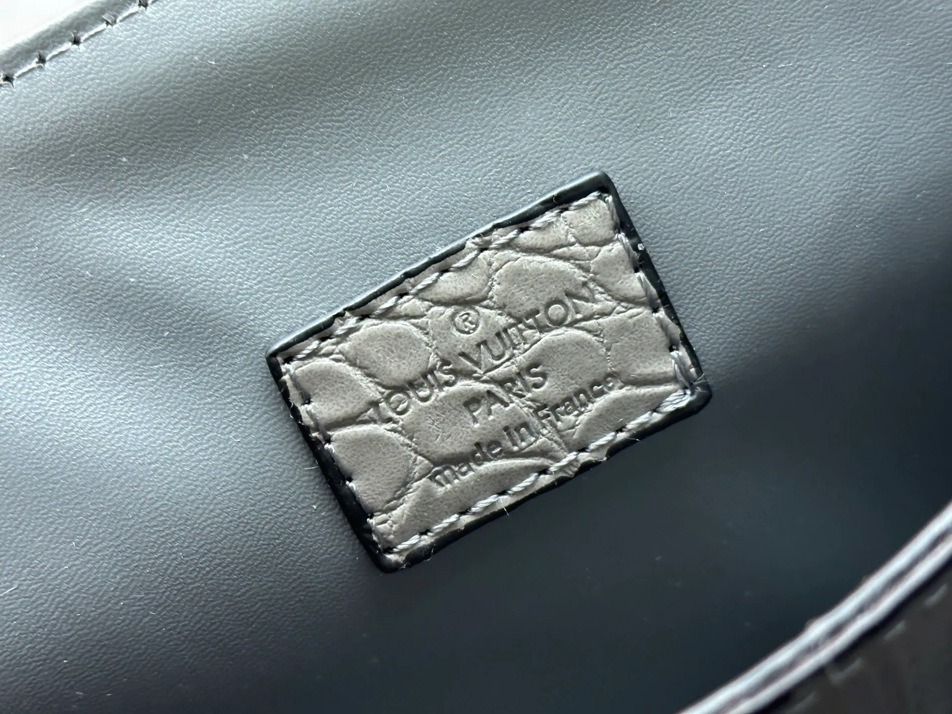 P300 M80527 N82033.N98925 Crocodile black N98928.N80432 Crocodile pink N99017 Crocodile gray N84714 Himalayan N86012 black with crocodile Rose des Vents small handbag is made of smooth and grained calfskin to outline elegant lines, embellished with golden LV padlocks to shine. Clever use of the top handle and detachable and adjustable shoulder strap create an elegant elbow or practical cross-body style for everyday travel. Medium size Length 27 Width 11 Height 19