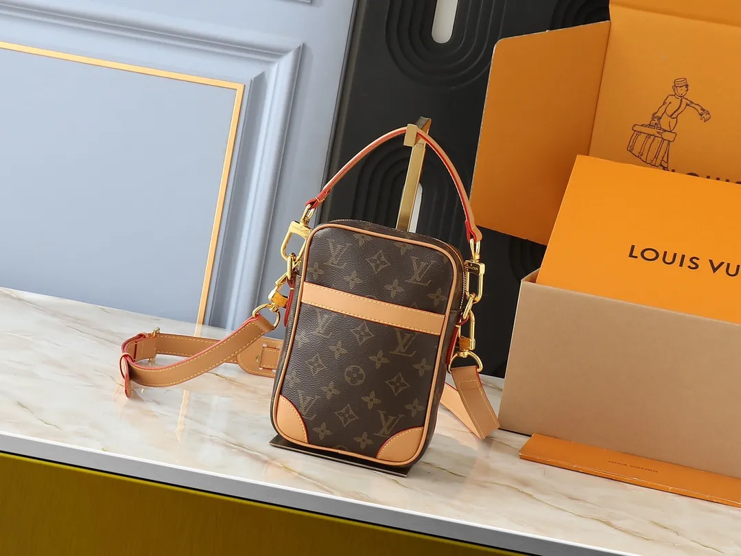 💰220💰Upgraded from the original M14016 M14014 M14013 M14058 M14253 This Danube crossbody bag is made of cow leather, reminiscent of the styles launched by Louis Vuitton in the 1980s. The slightly faded Monogram print brings the look and feel of Monogram canvas. In addition to the zipped main compartment, there is a practical flap pocket on the front. Detachable metal tag stamped Louis Vuitton. 16.0 x 21.0 x 6.0 cm (length x height x width)