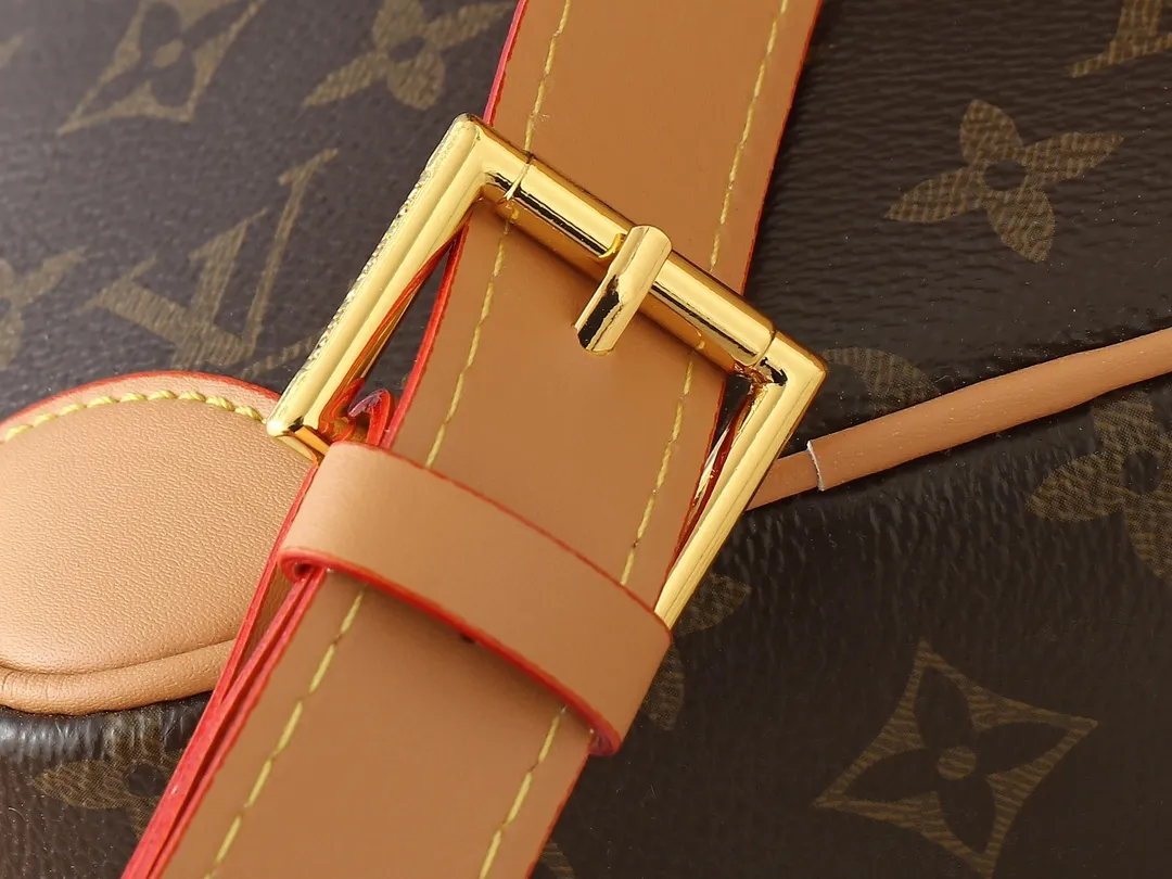 💰220💰Upgraded from the original M14016 M14014 M14013 M14058 M14253 This Danube crossbody bag is made of cow leather, reminiscent of the styles launched by Louis Vuitton in the 1980s. The slightly faded Monogram print brings the look and feel of Monogram canvas. In addition to the zipped main compartment, there is a practical flap pocket on the front. Detachable metal tag stamped Louis Vuitton. 16.0 x 21.0 x 6.0 cm (length x height x width)