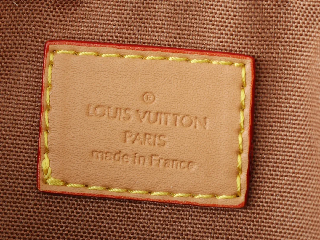 💰220💰Upgraded from the original M14016 M14014 M14013 M14058 M14253 This Danube crossbody bag is made of cow leather, reminiscent of the styles launched by Louis Vuitton in the 1980s. The slightly faded Monogram print brings the look and feel of Monogram canvas. In addition to the zipped main compartment, there is a practical flap pocket on the front. Detachable metal tag stamped Louis Vuitton. 16.0 x 21.0 x 6.0 cm (length x height x width)