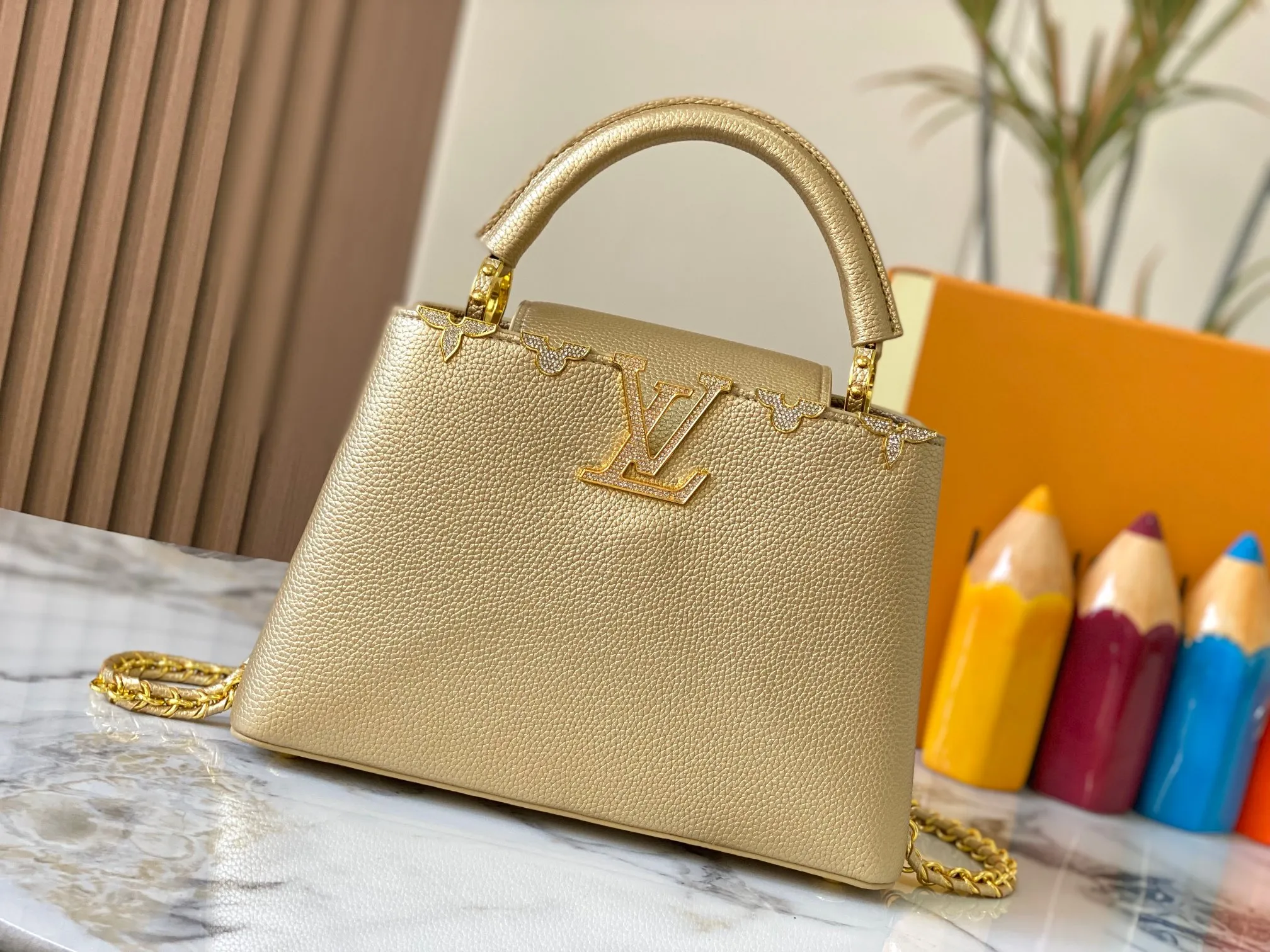 Top original P460 Guangzhou product M24584 gold-plated diamond corolla 🔺This Capucines Flower Crown handbag is made of full-grain Taurillon leather embellished with Monogram flowers. Each flower is shaped by exquisite crystal diamonds. The LV logo and flowers echo each other, making this feminine handbag reveal a jewel-like luster. Use the detachable shoulder strap skillfully to switch between shoulder and crossbody at will♠️Size: 27 * 18 * 9 cm🥂