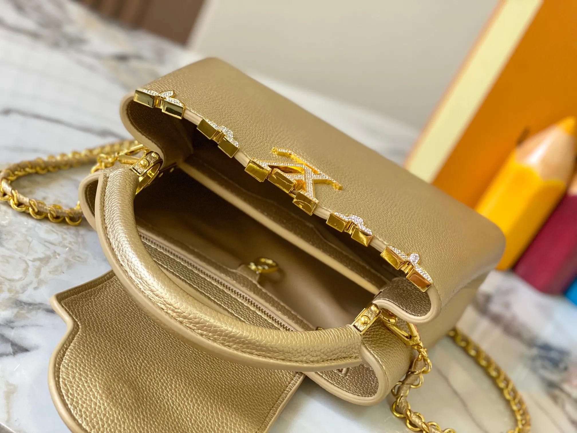 Top original P460 Guangzhou product M24584 gold-plated diamond corolla 🔺This Capucines Flower Crown handbag is made of full-grain Taurillon leather embellished with Monogram flowers. Each flower is shaped by exquisite crystal diamonds. The LV logo and flowers echo each other, making this feminine handbag reveal a jewel-like luster. Use the detachable shoulder strap skillfully to switch between shoulder and crossbody at will♠️Size: 27 * 18 * 9 cm🥂