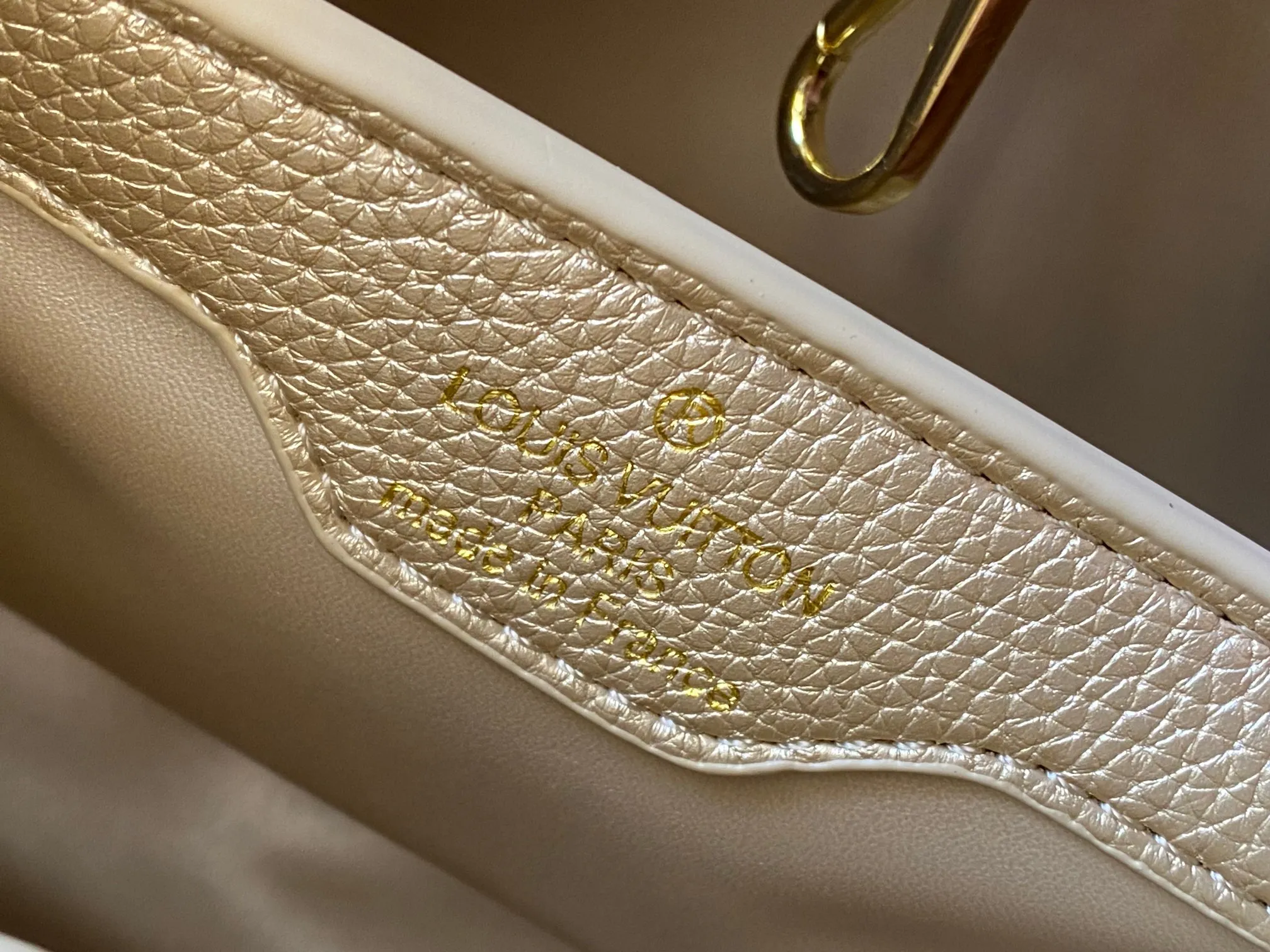 Top original P460 Guangzhou product M24584 gold-plated diamond corolla 🔺This Capucines Flower Crown handbag is made of full-grain Taurillon leather embellished with Monogram flowers. Each flower is shaped by exquisite crystal diamonds. The LV logo and flowers echo each other, making this feminine handbag reveal a jewel-like luster. Use the detachable shoulder strap skillfully to switch between shoulder and crossbody at will♠️Size: 27 * 18 * 9 cm🥂