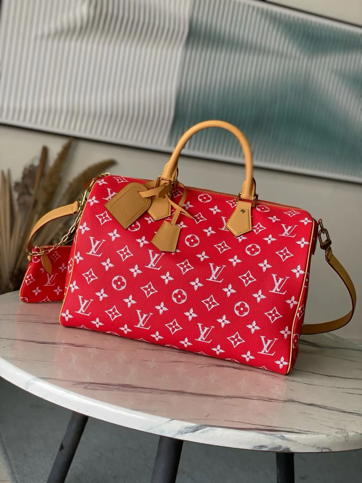 💰1940 Top Original Order M24420 Red Large This Speedy P18 Bandouliere 40 handbag is made of soft cow leather with deep cow leather trim and a detachable and adjustable shoulder strap. Exquisite stitching, dyed edges and the iconic P18 nameplate create ingenious details. Dimensions: 40 × 26 × 23 cm