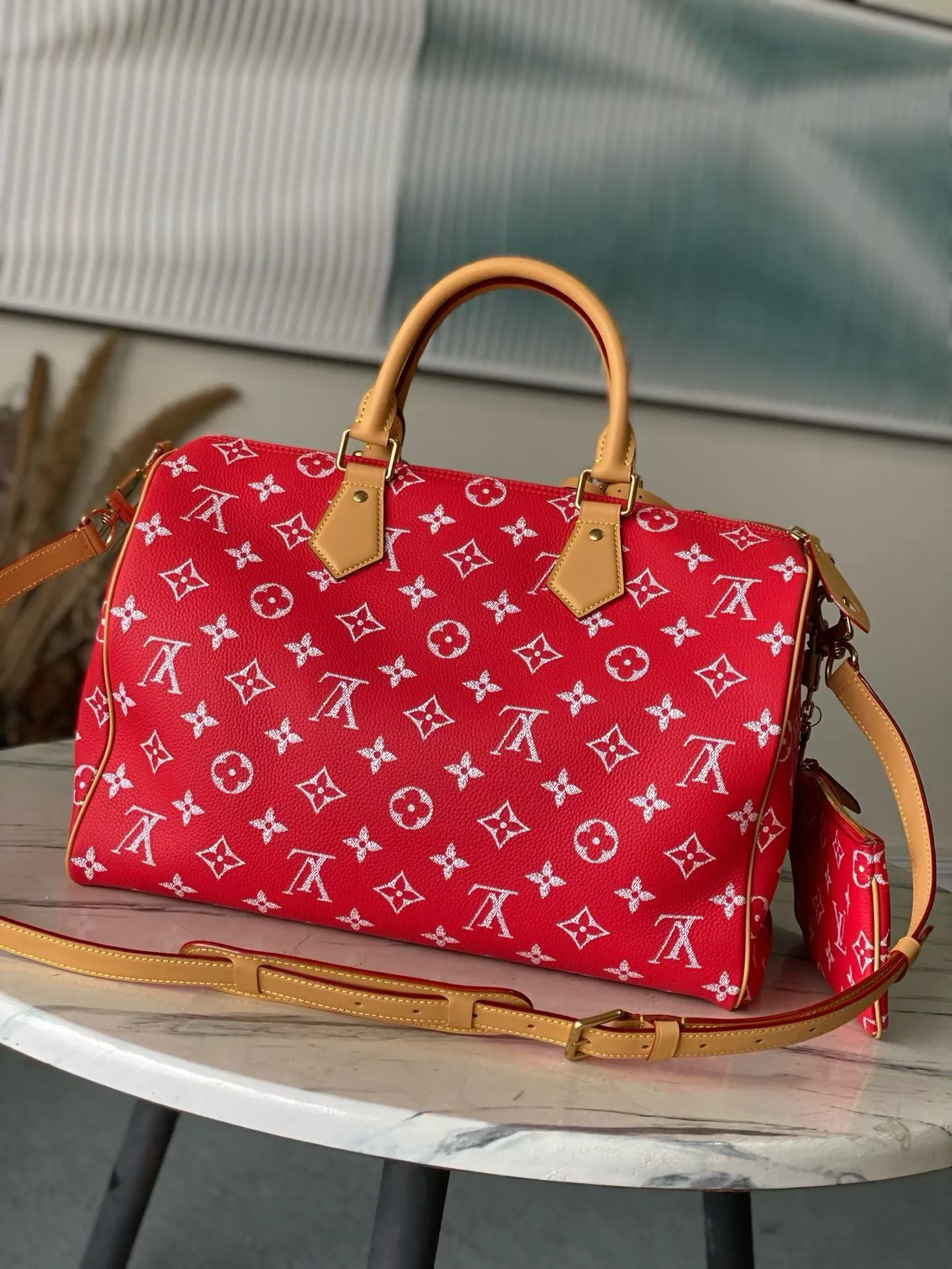 💰1940 Top Original Order M24420 Red Large This Speedy P18 Bandouliere 40 handbag is made of soft cow leather with deep cow leather trim and a detachable and adjustable shoulder strap. Exquisite stitching, dyed edges and the iconic P18 nameplate create ingenious details. Dimensions: 40 × 26 × 23 cm