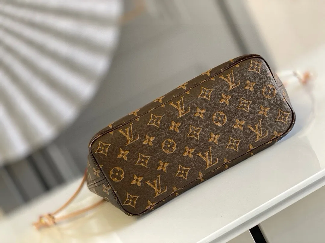 💰780 (Small Steel Nail) Top Original M41000 Red NEVERFULL PM This Neverfull MM handbag combines timeless classic design with traditional details. It is made of Monogram canvas and trimmed with natural cowhide. The interior is extra spacious but not heavy. Tighten the side straps to create a fashionable and charming shape, and loosen them to show a more casual atmosphere. The slim and comfortable handle can be easily slung over the shoulder or carried by arm. Lined in a vibrant color, the bag has a detachable organizer that can be used independently as a clutch or as an extra pocket. 29 cm
