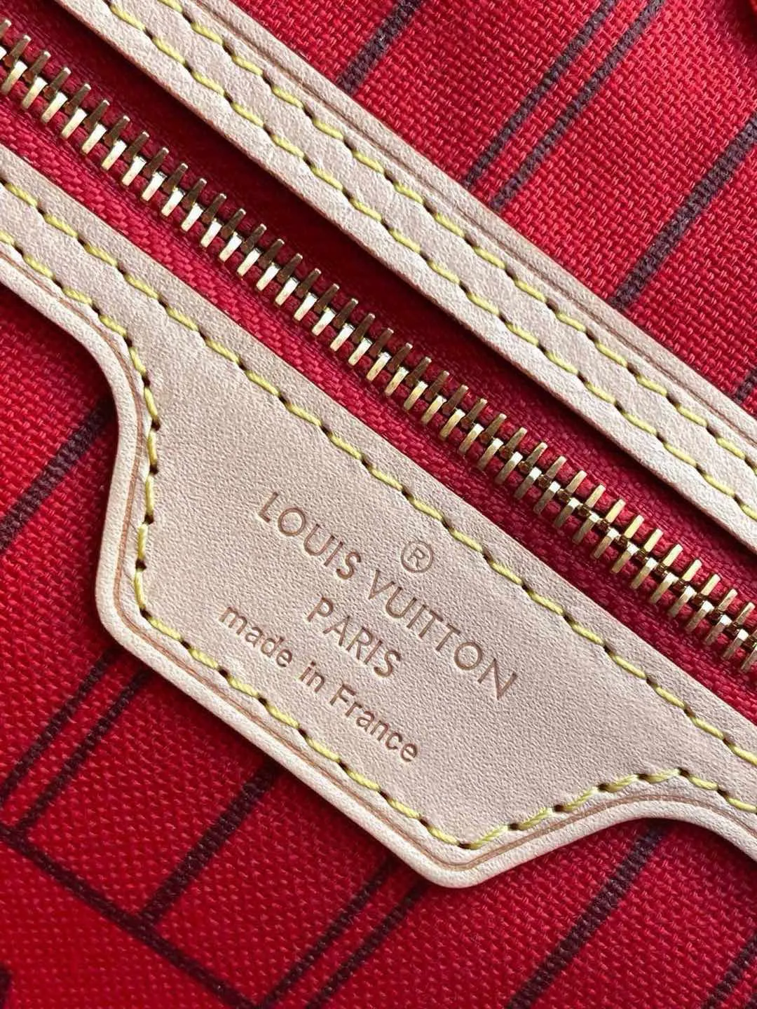💰780 (Small Steel Nail) Top Original M41000 Red NEVERFULL PM This Neverfull MM handbag combines timeless classic design with traditional details. It is made of Monogram canvas and trimmed with natural cowhide. The interior is extra spacious but not heavy. Tighten the side straps to create a fashionable and charming shape, and loosen them to show a more casual atmosphere. The slim and comfortable handle can be easily slung over the shoulder or carried by arm. Lined in a vibrant color, the bag has a detachable organizer that can be used independently as a clutch or as an extra pocket. 29 cm