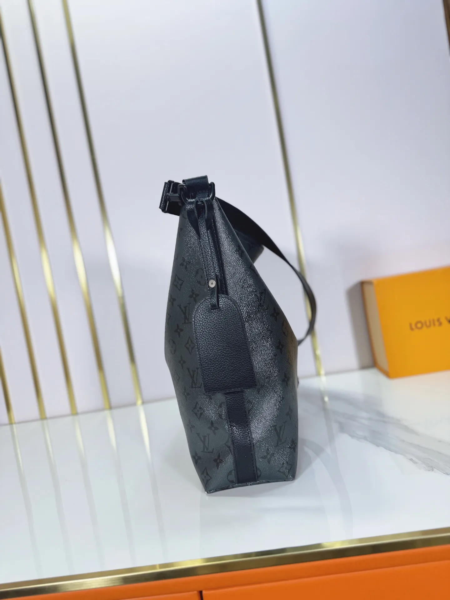P260【LV METIS Handbag】M27856 M27181 M14018 This Métis made of Monogram canvas fulfills its promise with its own attitude. With its emphasis on lines and silhouettes, the Métis handbag combines the versatility required of a modern handbag with the elegance and charm of Louis Vuitton's heritage. Two detachable shoulder straps, can be used to carry, carry or carry on the shoulder.   Size 48x36x12cm
