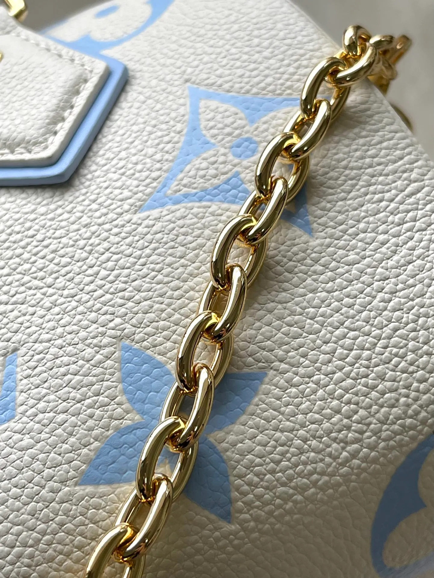 💰1140 (top layer leather) top original order M46883. Support counter inspection. Photos taken of duty-free goods are consistent with the product without unpacking. This product is an exclusive duty-free product in the market and is the highest-end product. Inspection is supported. This product has passed strict inspection and is flawless. Please wear gloves when touching the product. This product is not returnable or exchangeable. Please confirm the product first and then remove the label on the handle. This product is temporarily not open to the public, only regular customers, and is in short supply. Dimensions: 20.5 x 13.5 x 12 cm