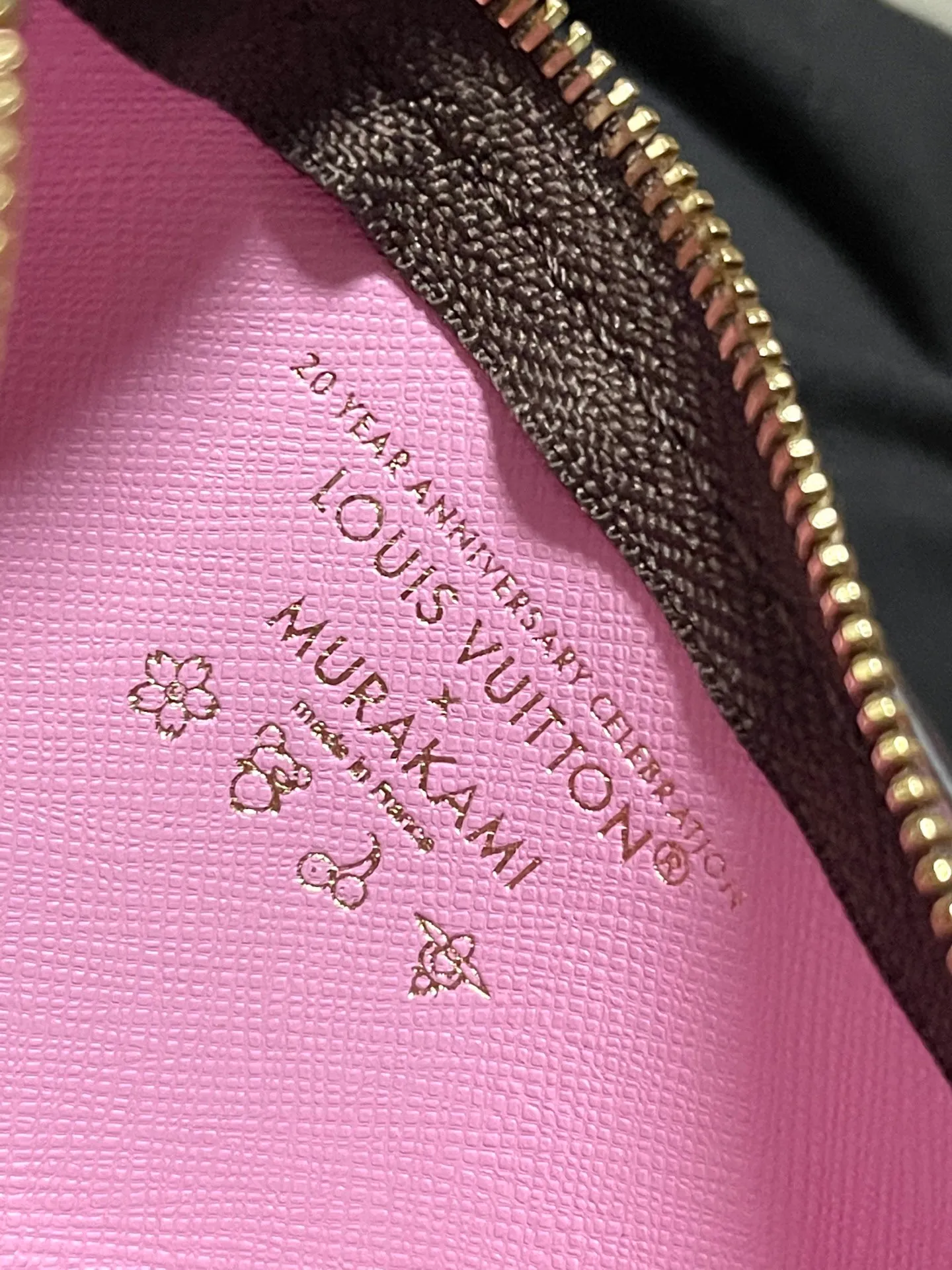 💰900 Top Original Order M13417 This Nano Bucket handbag is made of classic Monogram coated canvas and has a sophisticated design, with cow leather trim and dazzling metal parts to complete the whole. The Cherry Blossom pattern on the body of the bag conveys the atmosphere of prosperous recovery and highlights the distinctive style of Japanese artist Takashi Murakami. The detachable shoulder strap allows for a variety of carrying options, and the leather keychain adds a functional detail. Dimensions: 13 × 17 × 9 cm