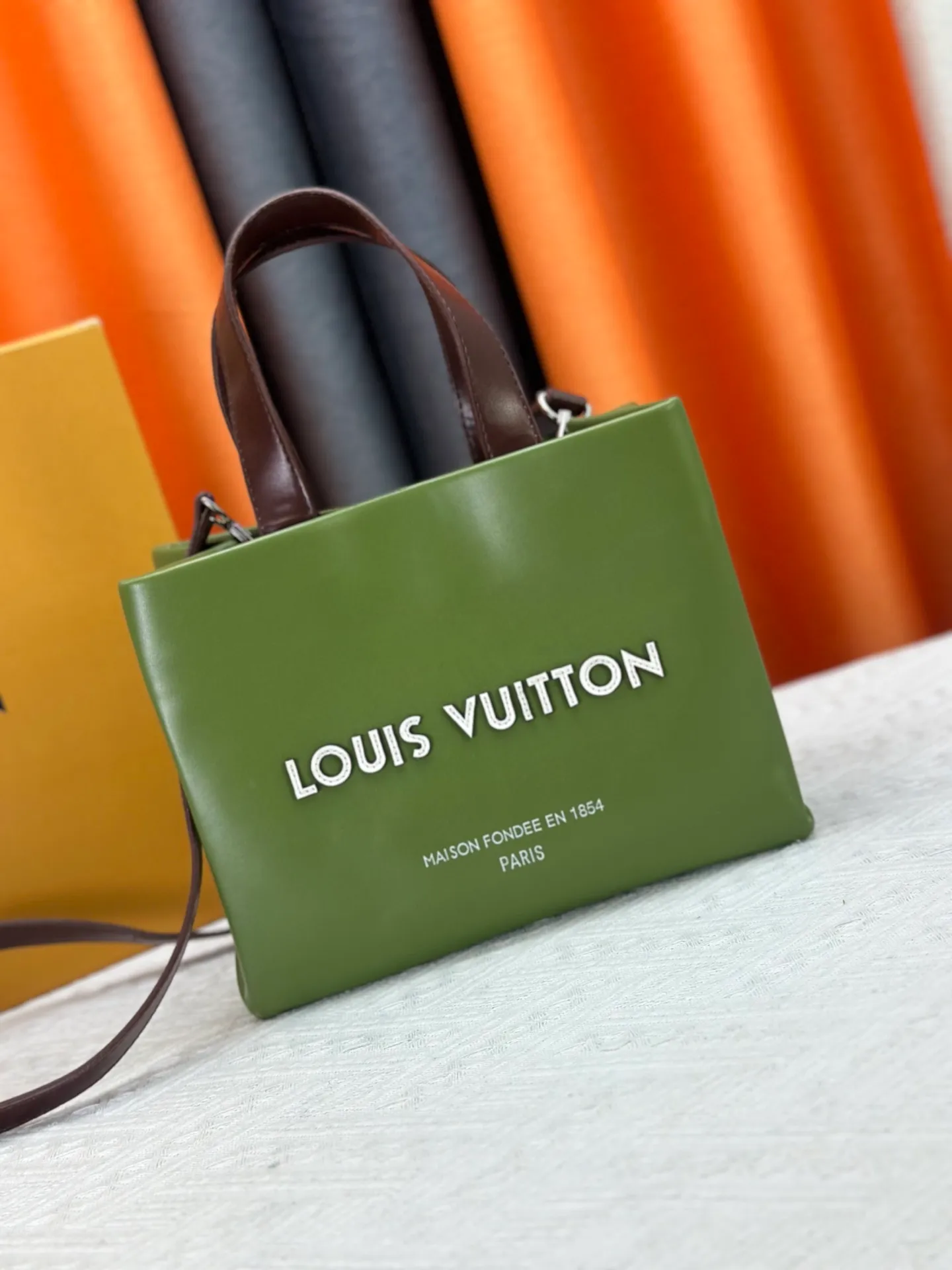 P280 M13940 Presbyopia Orange Pink Grass Green PHARREL and NIGO collection's joint series top original order This Shopper medium handbag draws inspiration from Louis Vuitton shopping bags, with the words Louis Vuitton and Maison Fondée En 1854 written on soft cow leather, with a top handle and a detachable shoulder strap. 25x19x11 • Cow leather • Cow leather trim • Textile lining • Metal hardware • Musketon closure • Main compartment • Zip pocket • Double patch pockets • Handles: Double handle