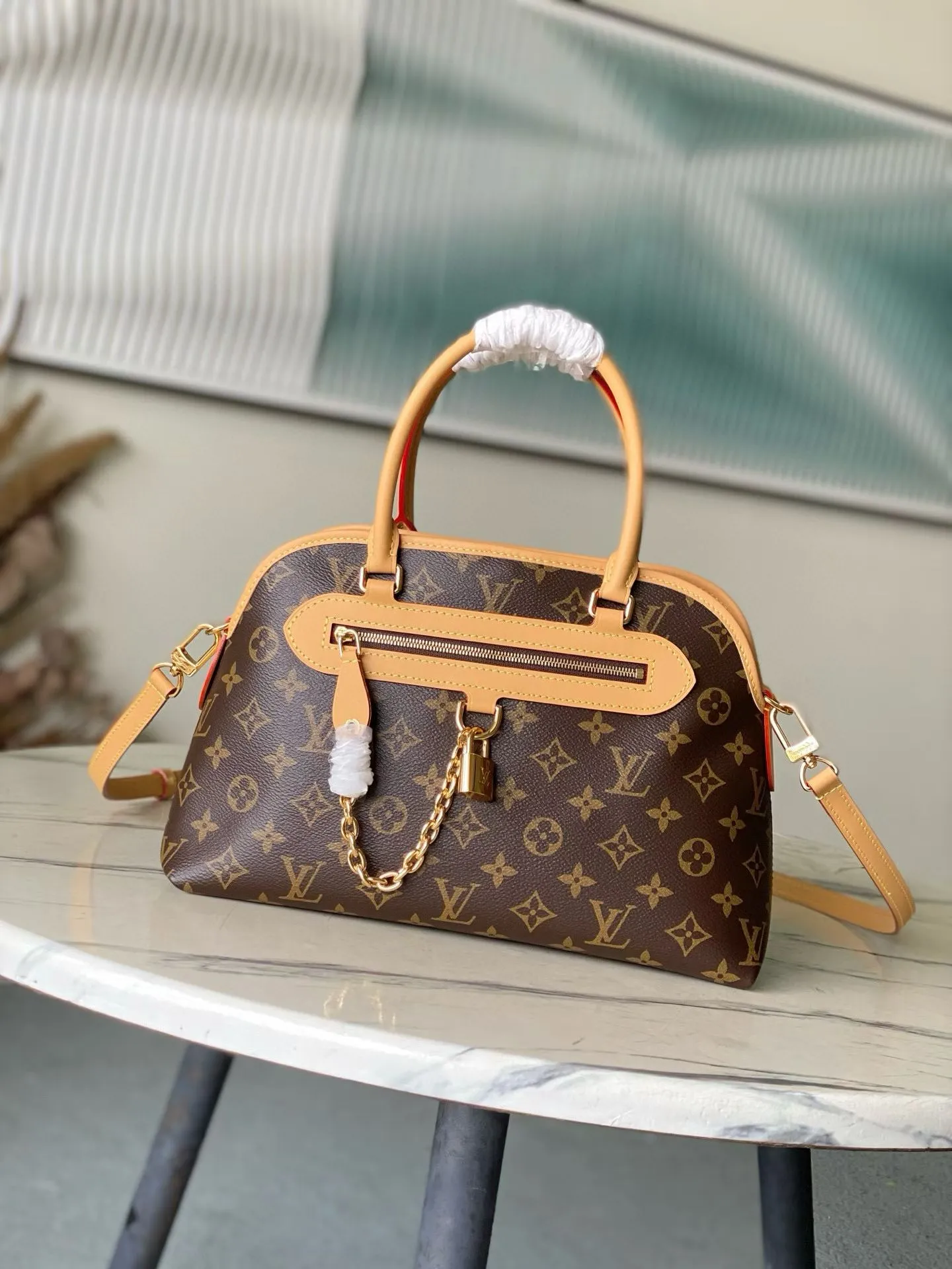 💰1220 Top Original Order M15208 Mother-in-Law Handbag Ever More Handbag This Ever More draws on Parisian fashion style and is inspired by the smooth lines of the Alma handbag. It's crafted in signature Monogram canvas and embellished with decorative gold chains and cowhide trim. Additionally, it comes with a detachable shoulder strap, offering multiple ways to carry it. Designed to be both practical and sophisticated, this tote also includes a removable Monogram pouch that can be used as an internal compartment or carried separately. Dimensions 35 x 21 x 12 cm (length x height x width)
