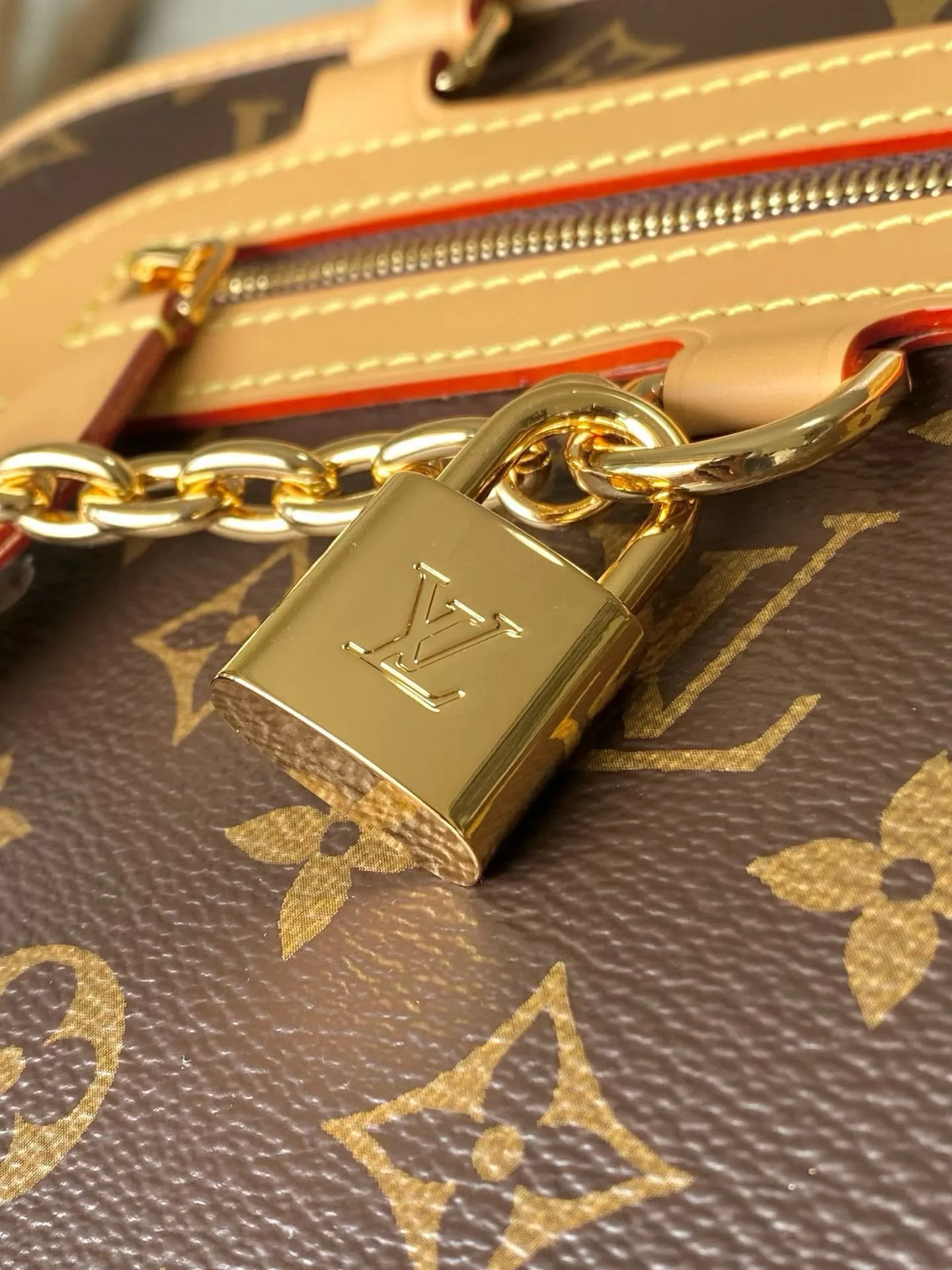 💰1220 Top Original Order M15208 Mother-in-Law Handbag Ever More Handbag This Ever More draws on Parisian fashion style and is inspired by the smooth lines of the Alma handbag. It's crafted in signature Monogram canvas and embellished with decorative gold chains and cowhide trim. Additionally, it comes with a detachable shoulder strap, offering multiple ways to carry it. Designed to be both practical and sophisticated, this tote also includes a removable Monogram pouch that can be used as an internal compartment or carried separately. Dimensions 35 x 21 x 12 cm (length x height x width)