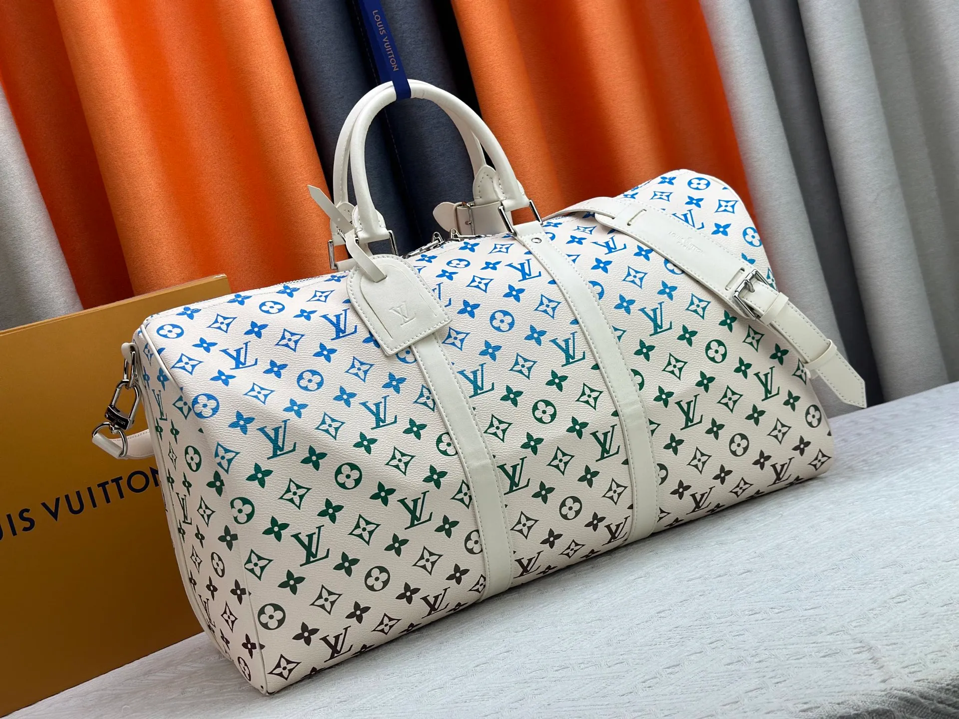 P420 new arrival M13745 41416 13915 Gradient three-color series LV2025 spring and summer and Takashi Murakami joint model Fashion is a cycle to celebrate the 20th anniversary of the joint name Size: 50.0X29.0X23.0cm
