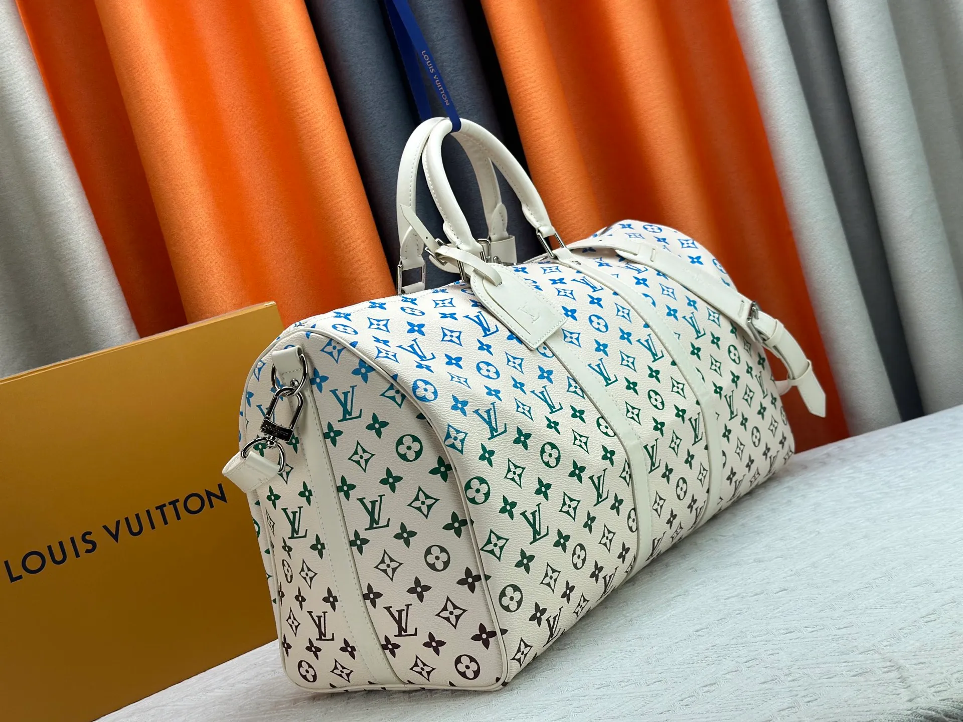 P420 new arrival M13745 41416 13915 Gradient three-color series LV2025 spring and summer and Takashi Murakami joint model Fashion is a cycle to celebrate the 20th anniversary of the joint name Size: 50.0X29.0X23.0cm