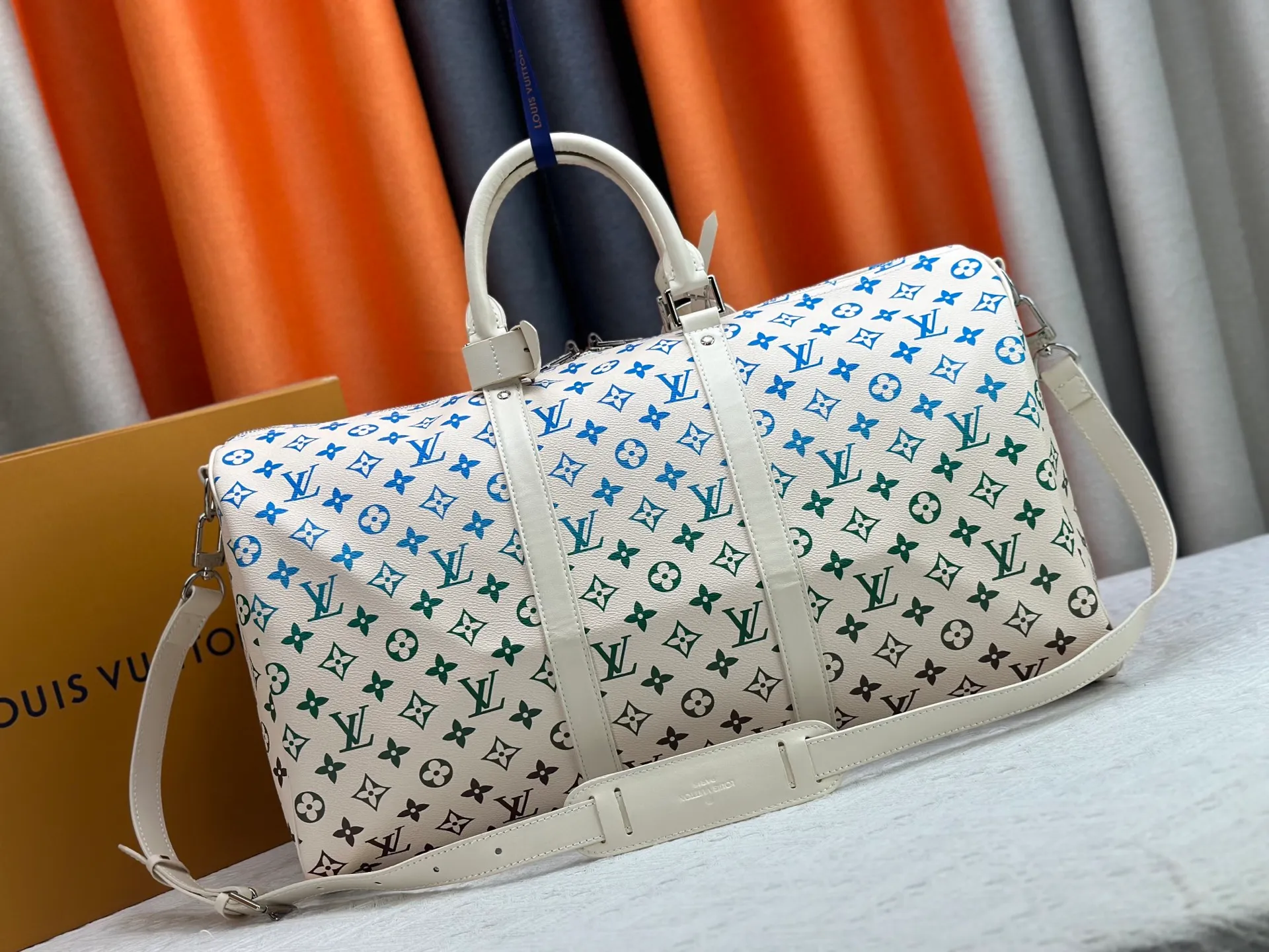 P420 new arrival M13745 41416 13915 Gradient three-color series LV2025 spring and summer and Takashi Murakami joint model Fashion is a cycle to celebrate the 20th anniversary of the joint name Size: 50.0X29.0X23.0cm