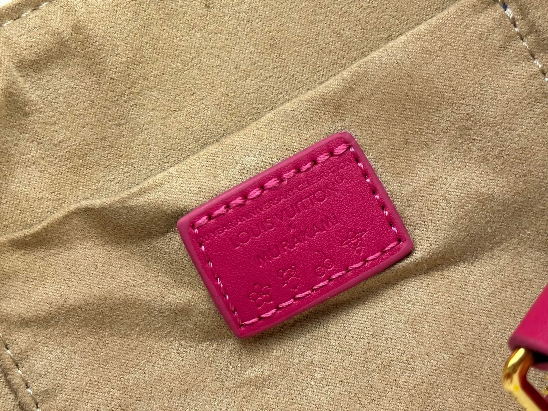 P260 upgraded original M58953 M46234 M46222 Speedy Bandoulière 20 handbag is made of soft coated canvas, and the full-length Monogram pattern is traced in colorful rainbow tones, highlighting the smart style of the Louis Vuitton x Murakami reissue series. The Toron handle and detachable shoulder strap are constructed of cow leather, the metal corners recall classic luggage elements, and the bow-shaped key bag and padlock add brand touches. Dimensions: 20.5 x 13.5 x 12.0 cm (length x height x width)