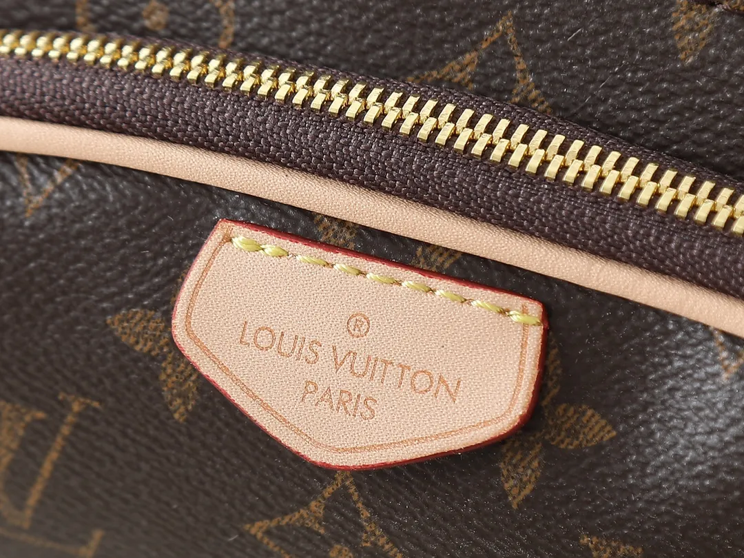 💰220💰Upgraded from the original N00230 M14806 M43644 This Keepit waist bag debuted at the 2025 spring and summer show. It is made of Damier Azur canvas and dazzling metal parts, and is equipped with an adjustable shoulder strap for flexible carrying. An exterior zippered compartment holds small essentials, and a front leather label embossed with the Louis Vuitton logo. Dimensions: 29.0 x 12.0 x 6.0 cm (length x height x width)
