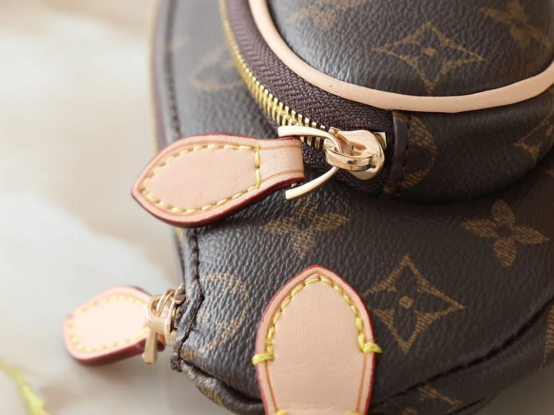 💰220💰Upgraded from the original N00230 M14806 M43644 This Keepit waist bag debuted at the 2025 spring and summer show. It is made of Damier Azur canvas and dazzling metal parts, and is equipped with an adjustable shoulder strap for flexible carrying. An exterior zippered compartment holds small essentials, and a front leather label embossed with the Louis Vuitton logo. Dimensions: 29.0 x 12.0 x 6.0 cm (length x height x width)