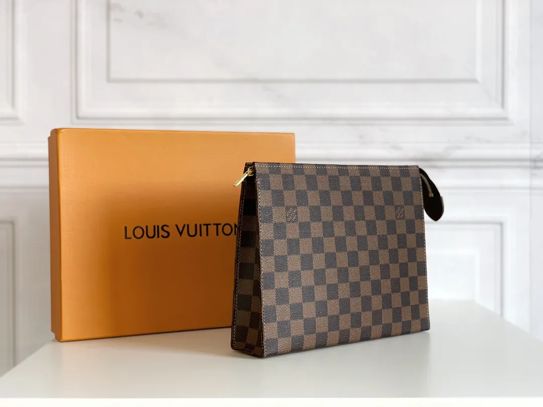 💰120 💎Louis Vuitton No. 26 toilet bag💁 Official item number: N47542 Size: 26x 20x 5cm. 😊 The large Monogram clutch bag has a spacious interior and crotch-style design on both sides for easy access to items and can be easily put into the handbag. 💋 Original imported leather, original OEM code, real gold plating 24K hardware, imported YKK silver zipper counter synchronization, perfect details, you can enter and exit the counter at will. genuine quality,