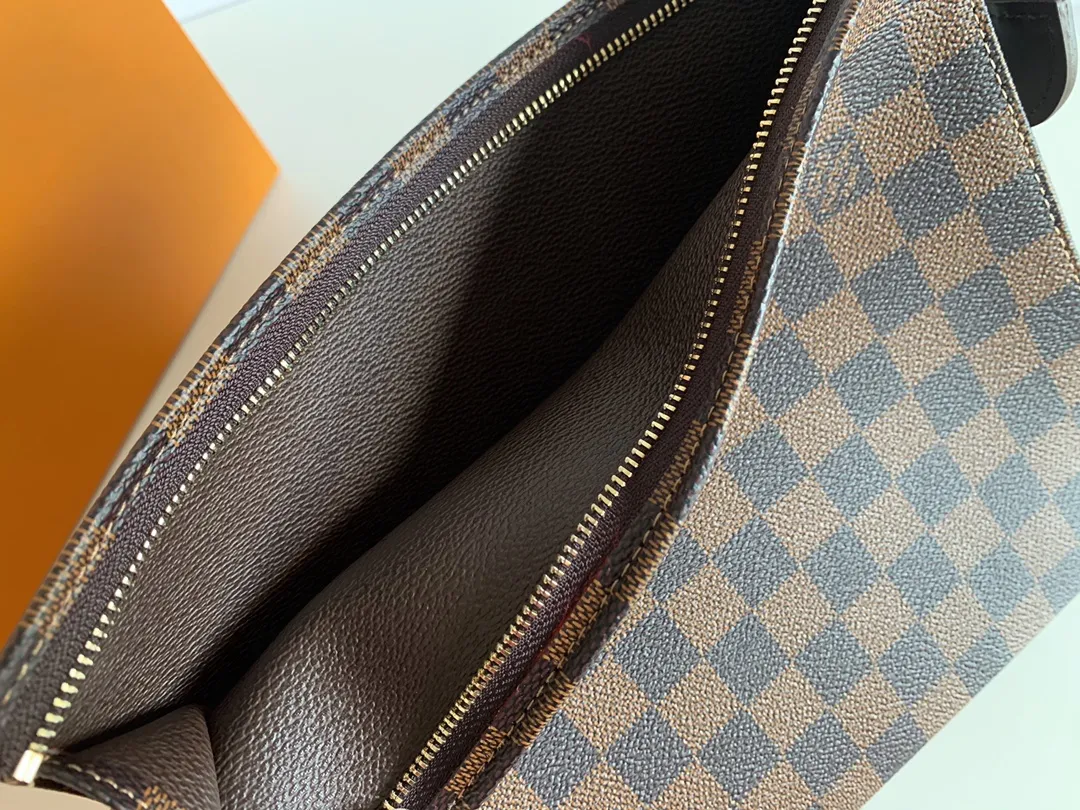💰120 💎Louis Vuitton No. 26 toilet bag💁 Official item number: N47542 Size: 26x 20x 5cm. 😊 The large Monogram clutch bag has a spacious interior and crotch-style design on both sides for easy access to items and can be easily put into the handbag. 💋 Original imported leather, original OEM code, real gold plating 24K hardware, imported YKK silver zipper counter synchronization, perfect details, you can enter and exit the counter at will. genuine quality,