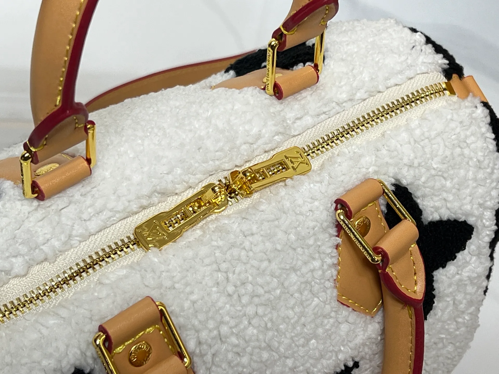 Batch 260💰Upgraded original M23468 M40390 [Speedy Bandoulière 25 handbag] Lamb velvet🔥Made of soft wool leather with grained leather trim, relying on complex intarsia technology to outline the Giant Monogram pattern, showing the trend of the winter series. Rolled leather top handles and removable and adjustable leather shoulder strap allow for a variety of carrying options. Dimensions: 25.0 x 19.0 x 15.0 cm