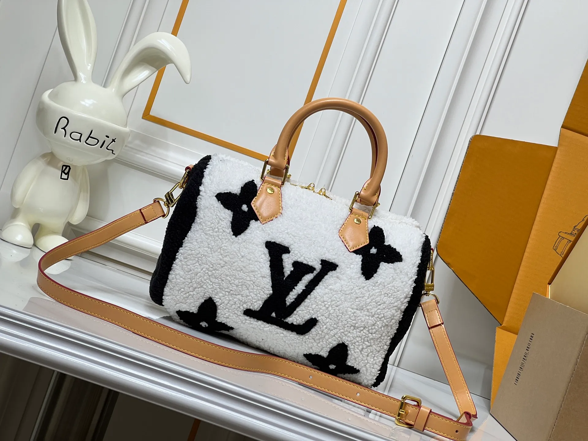 Batch 260💰Upgraded original M23468 M40390 [Speedy Bandoulière 25 handbag] Lamb velvet🔥Made of soft wool leather with grained leather trim, relying on complex intarsia technology to outline the Giant Monogram pattern, showing the trend of the winter series. Rolled leather top handles and removable and adjustable leather shoulder strap allow for a variety of carrying options. Dimensions: 25.0 x 19.0 x 15.0 cm