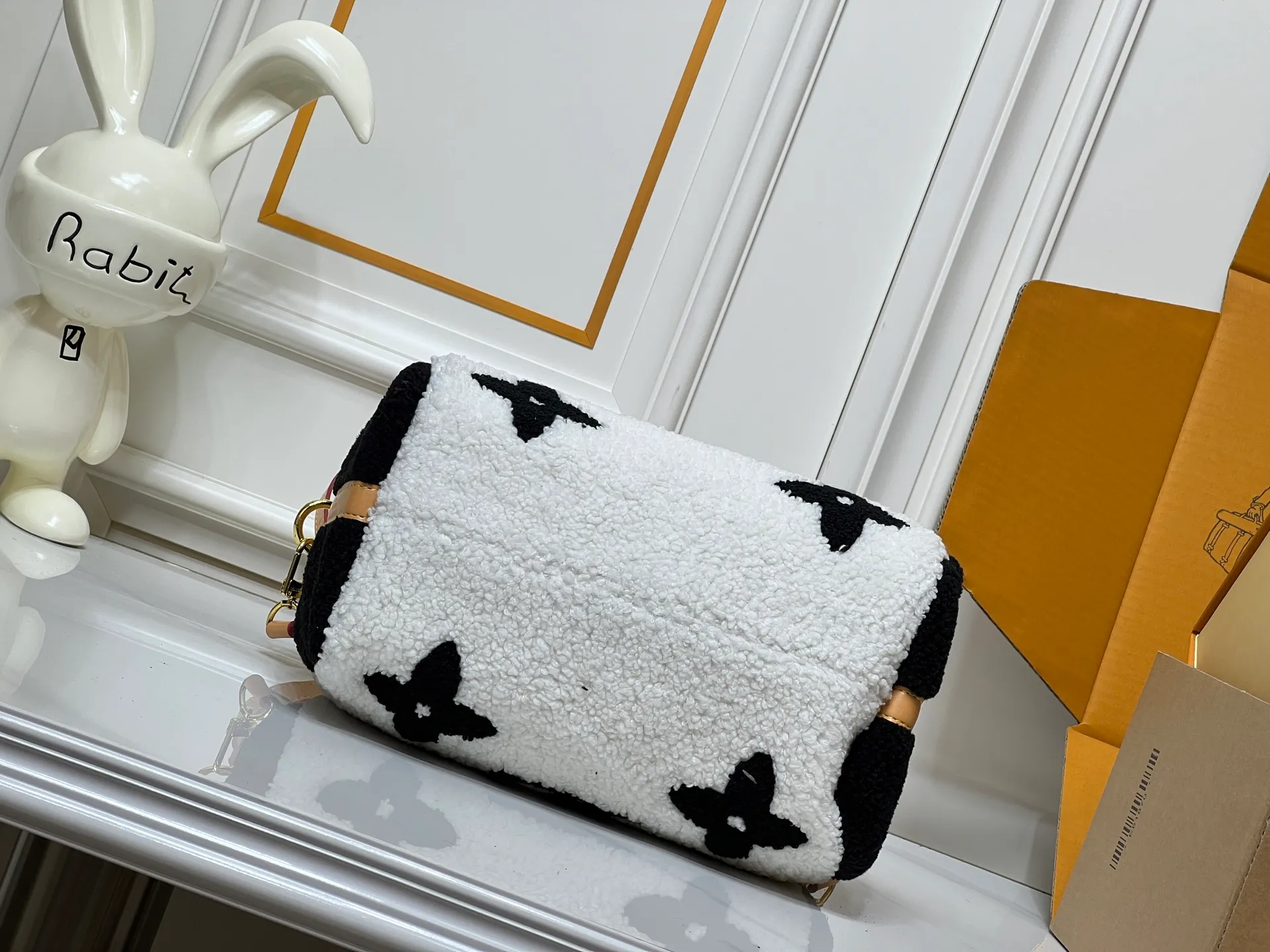Batch 260💰Upgraded original M23468 M40390 [Speedy Bandoulière 25 handbag] Lamb velvet🔥Made of soft wool leather with grained leather trim, relying on complex intarsia technology to outline the Giant Monogram pattern, showing the trend of the winter series. Rolled leather top handles and removable and adjustable leather shoulder strap allow for a variety of carrying options. Dimensions: 25.0 x 19.0 x 15.0 cm
