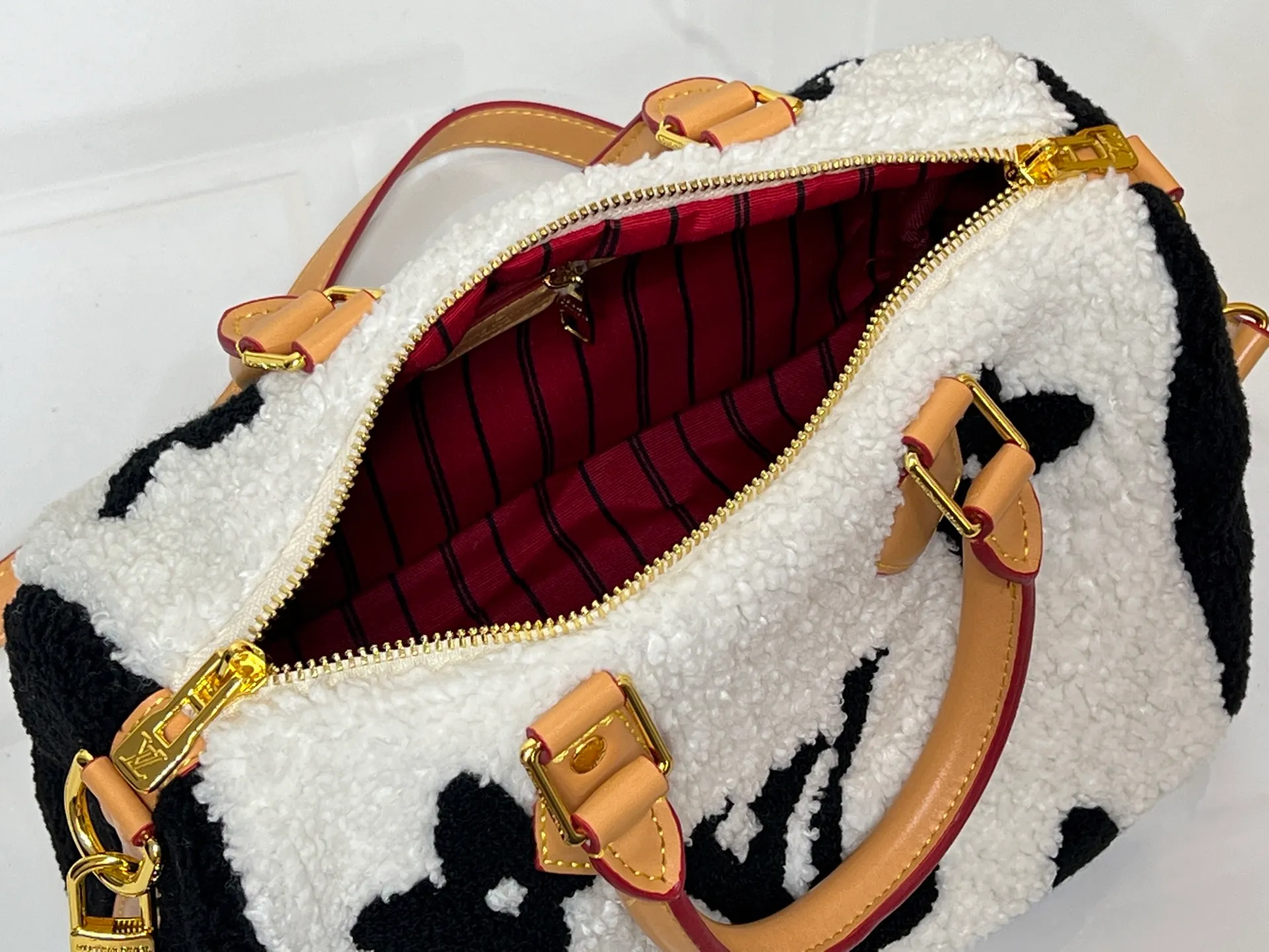 Batch 260💰Upgraded original M23468 M40390 [Speedy Bandoulière 25 handbag] Lamb velvet🔥Made of soft wool leather with grained leather trim, relying on complex intarsia technology to outline the Giant Monogram pattern, showing the trend of the winter series. Rolled leather top handles and removable and adjustable leather shoulder strap allow for a variety of carrying options. Dimensions: 25.0 x 19.0 x 15.0 cm