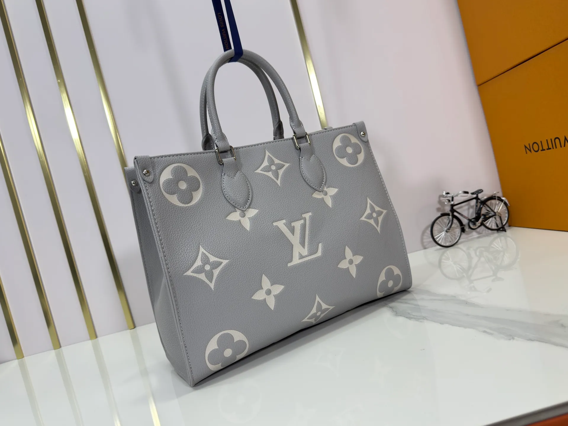 160 Upgraded original M46833 ONTHEGO medium handbag M46834M45595 all black M45494 apricot print 45495 black print 45496 white print M46286 pink Monogram is full leather embossed silk screen white and purple mommy bag shopping bag oo [handshake] [handshake] pattern printed and dyed first, then embossed, soft and soft than grained cowhide Its ample interior can accommodate laptops and other office supplies. The long and short handles are convenient for carrying in the hand or on the shoulder. Size: 34x26x13cm
