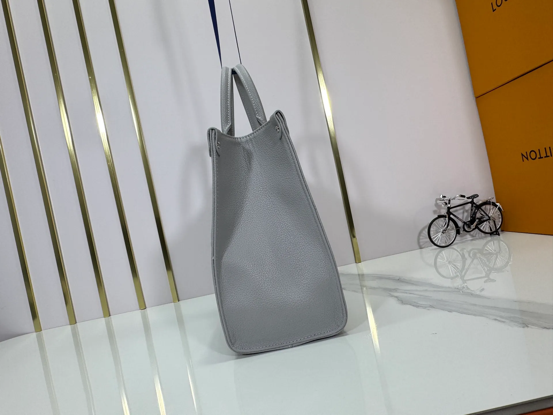160 Upgraded original M46833 ONTHEGO medium handbag M46834M45595 all black M45494 apricot print 45495 black print 45496 white print M46286 pink Monogram is full leather embossed silk screen white and purple mommy bag shopping bag oo [handshake] [handshake] pattern printed and dyed first, then embossed, soft and soft than grained cowhide Its ample interior can accommodate laptops and other office supplies. The long and short handles are convenient for carrying in the hand or on the shoulder. Size: 34x26x13cm