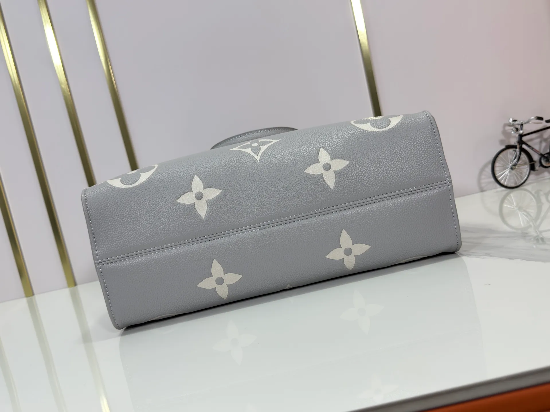 160 Upgraded original M46833 ONTHEGO medium handbag M46834M45595 all black M45494 apricot print 45495 black print 45496 white print M46286 pink Monogram is full leather embossed silk screen white and purple mommy bag shopping bag oo [handshake] [handshake] pattern printed and dyed first, then embossed, soft and soft than grained cowhide Its ample interior can accommodate laptops and other office supplies. The long and short handles are convenient for carrying in the hand or on the shoulder. Size: 34x26x13cm