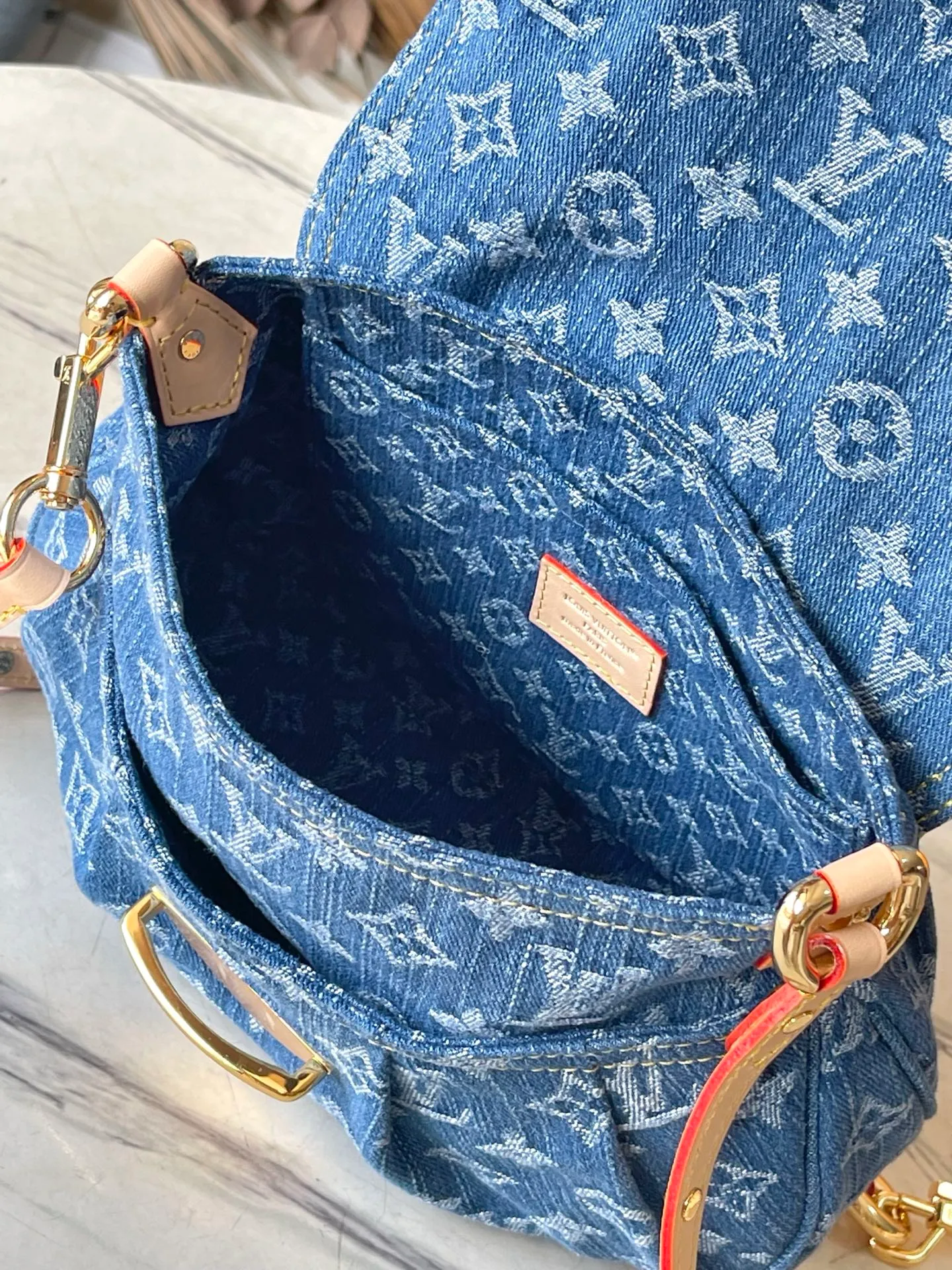 💰1000 Top quality original M46829 denim Sunset handbag focusing on Monogram Denim canvas. This material is made through multiple processes. The Monogram pattern is woven with cotton yarn certified by the Global Organic Textile Standard and then bleached. The finished product is sand-washed to create a unique look, and branded buckles add an eye-catching touch. Dimensions: 27 x 18 x 3 cm (length x height x width)
