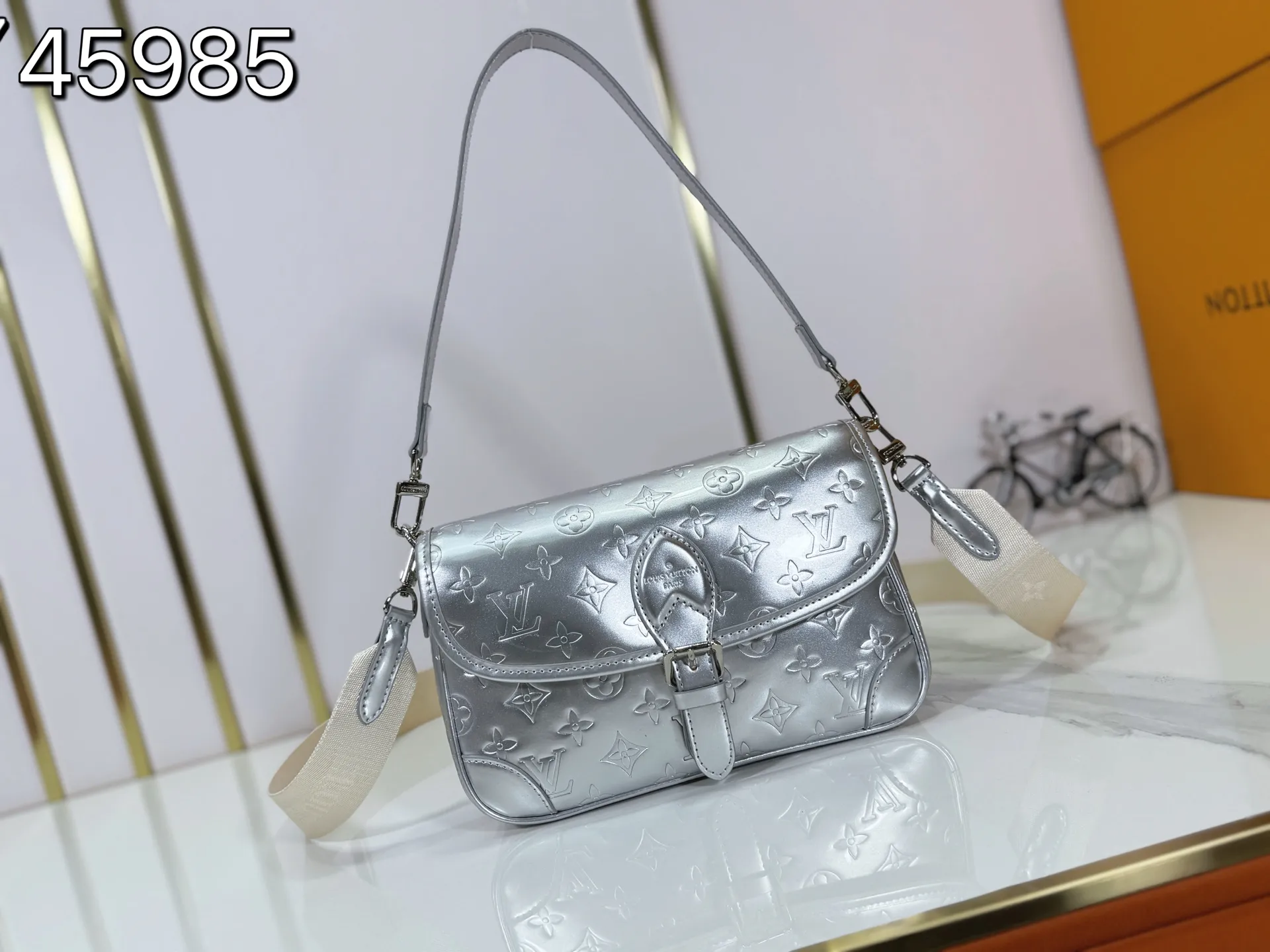 Batch 260 Upgraded Original M45985 M45988 Gold Silver This Diane handbag is decorated with classic Monogram cow leather and dazzling metal parts, using modern touches to interpret the new season interest. The zippered interior pocket keeps valuables secure, and the removable leather shoulder strap allows for a variety of carrying options. Dimensions: 24.0 x 15.0 x 9.0 cm (length x height x width)